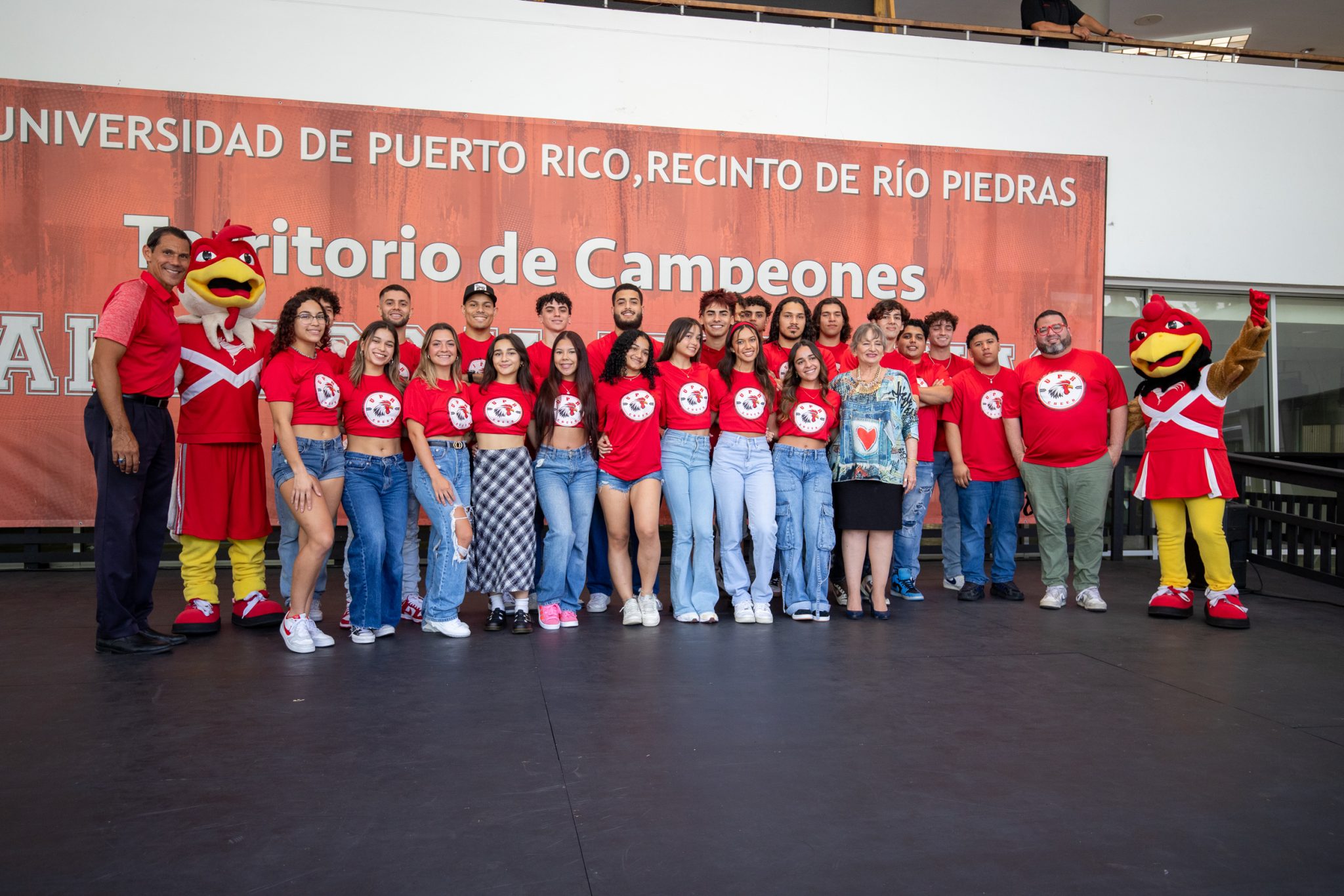 Foto del equipo de porrismo del recinto