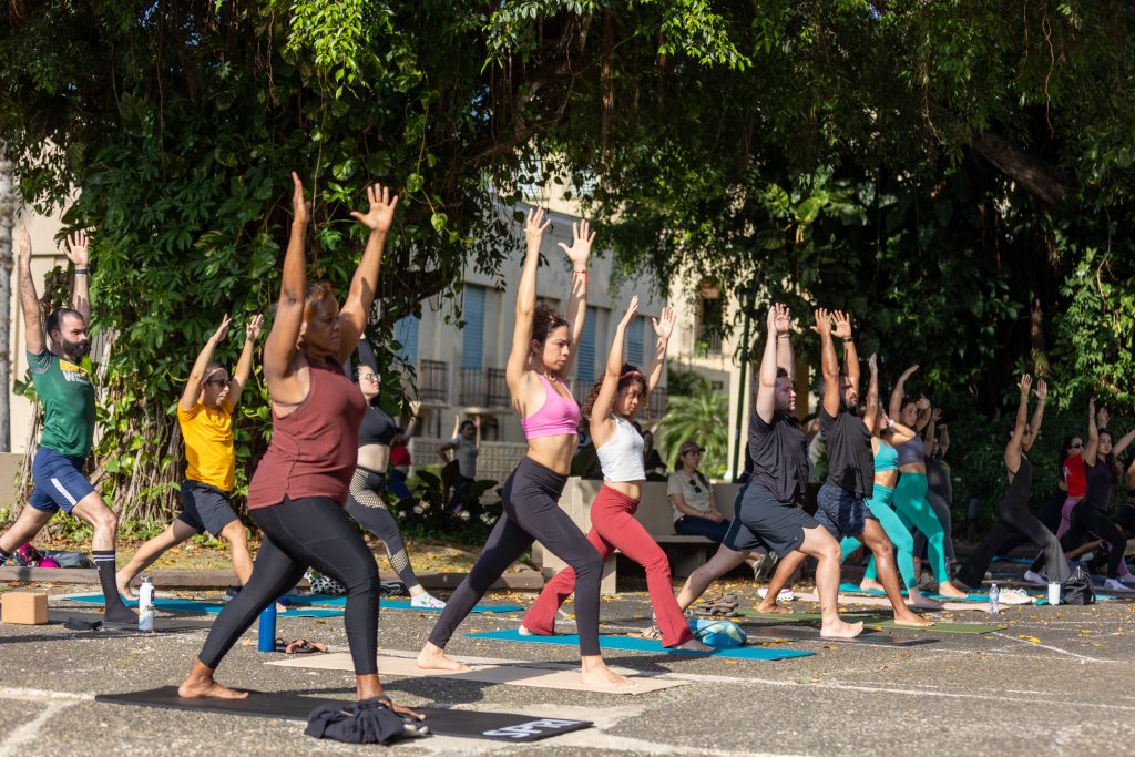 Sesión de yoga en el cuadrángulo UPR