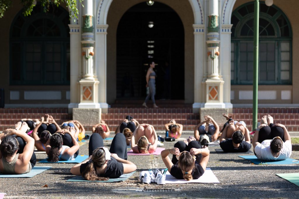 Sesión de yoga en el cuadrángulo UPR