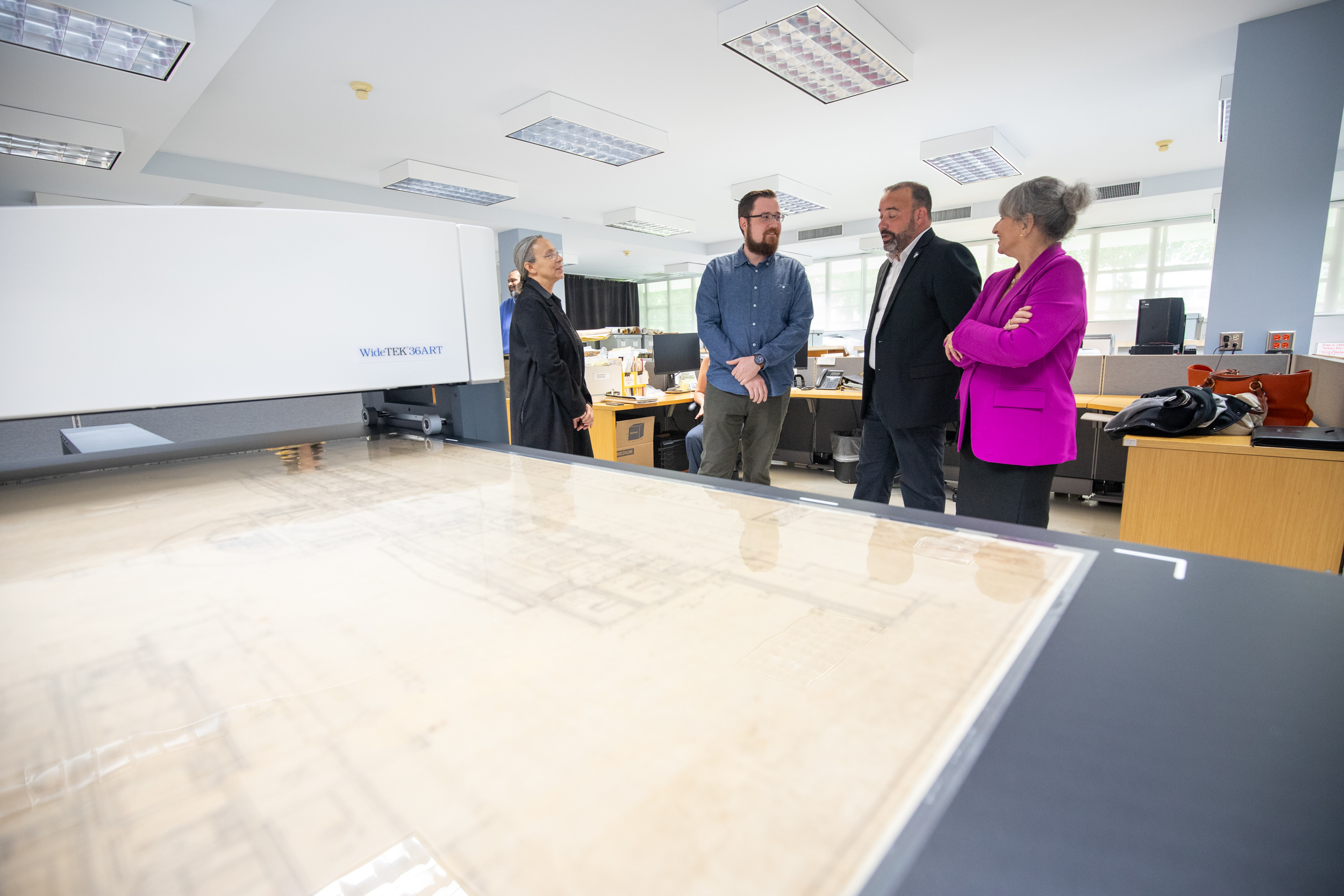 Durante la actividad de hoy estuvieron presentes la doctora Ana Georas Santos, Decana de nuestra Escuela de Arquitectura; el doctor Jorge Lizardi Pollock, director del Archivo de Arquitectura y Construcción de la Universidad de Puerto Rico; la arquitecta Mayra Jiménez, ex Decana de esta escuela y Ayudante Especial en Infraestructura.