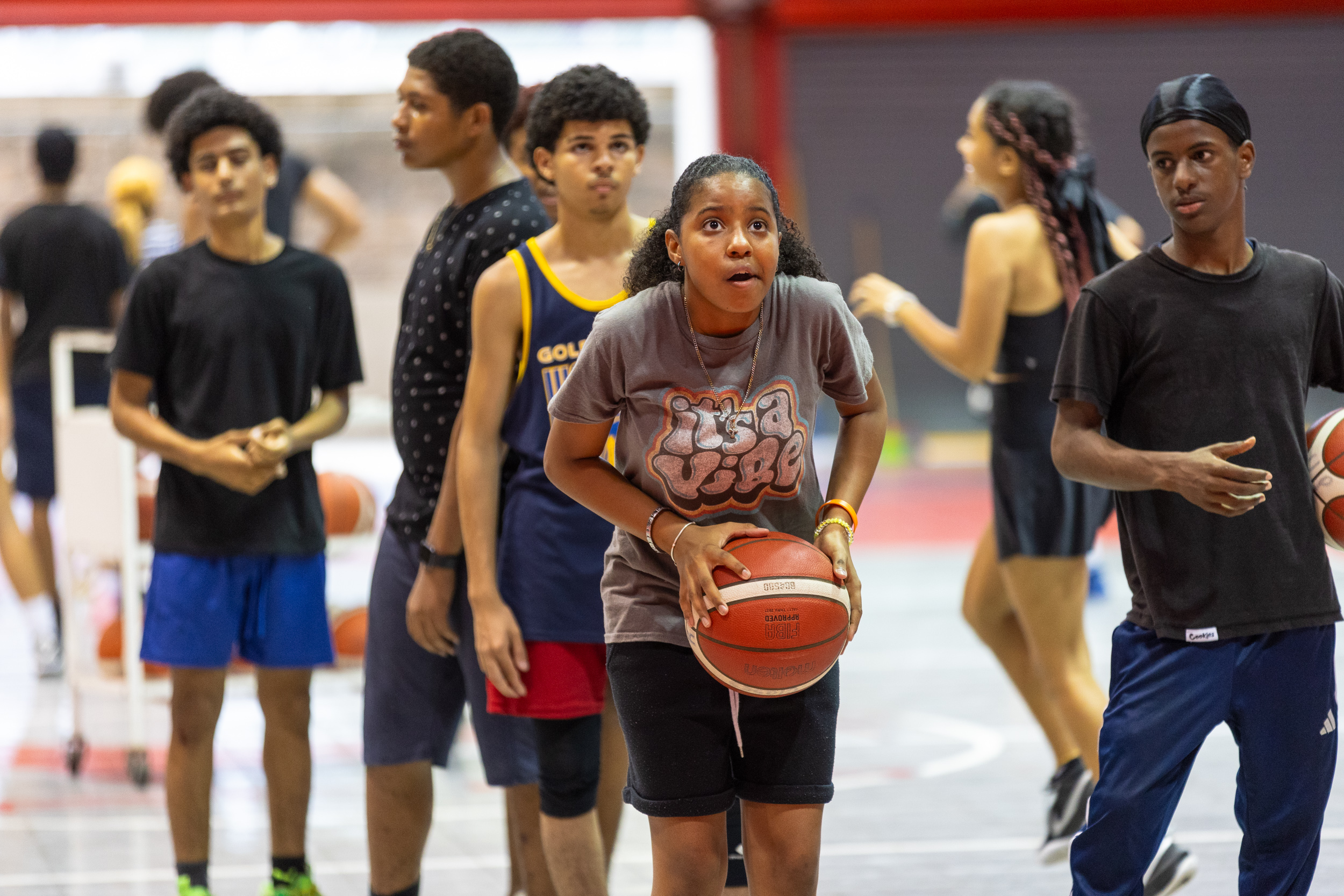 Los adolescentes practicaron destrezas como manejo de balón, puntería en el tiro y compañerismo durante las clínicas de básquet que se llevaron a cabo de marzo a mayo en el Complejo Deportivo del Recinto de Río Piedras