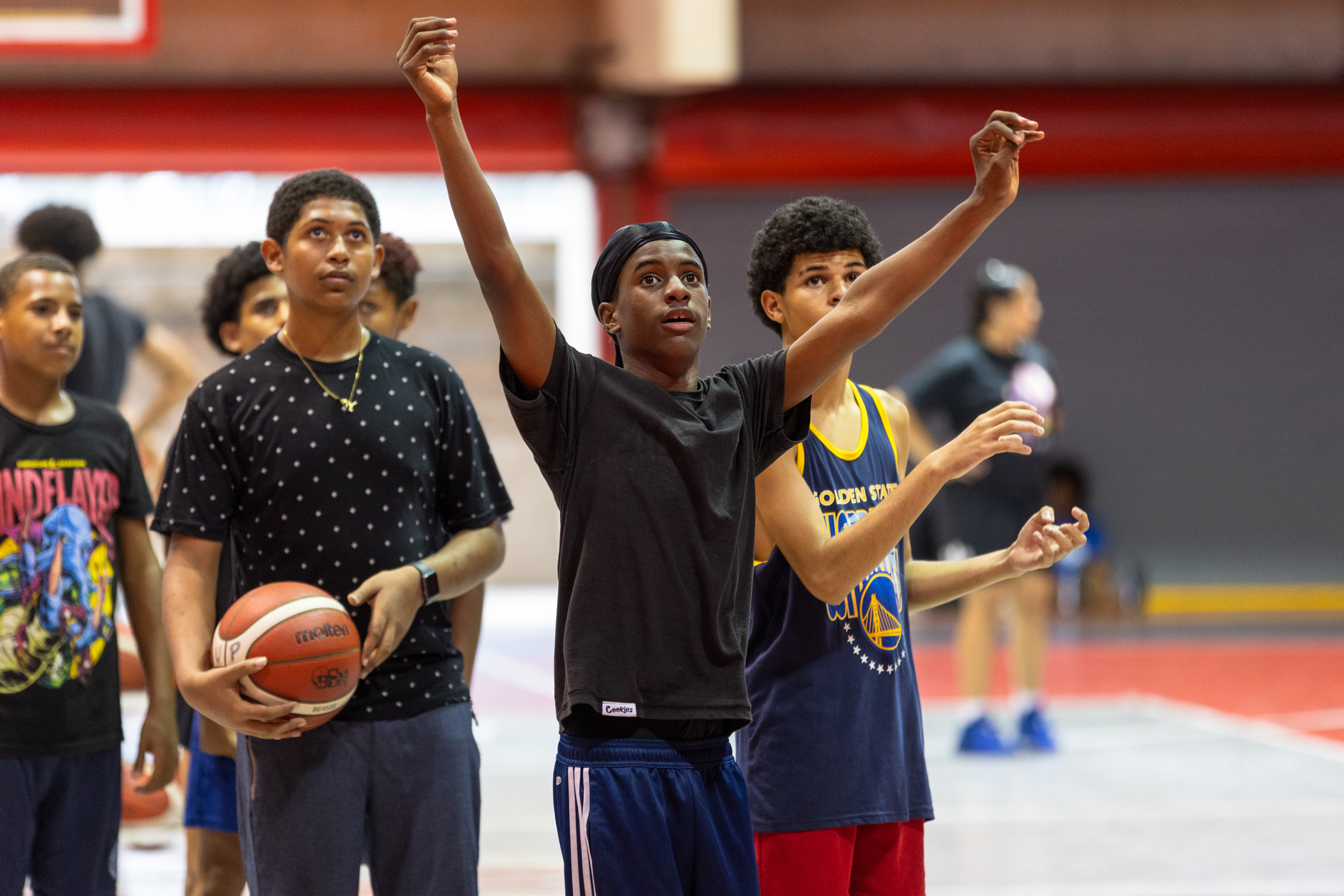 Los adolescentes practicaron destrezas como manejo de balón, puntería en el tiro y compañerismo durante las clínicas de básquet que se llevaron a cabo de marzo a mayo en el Complejo Deportivo del Recinto de Río Piedras