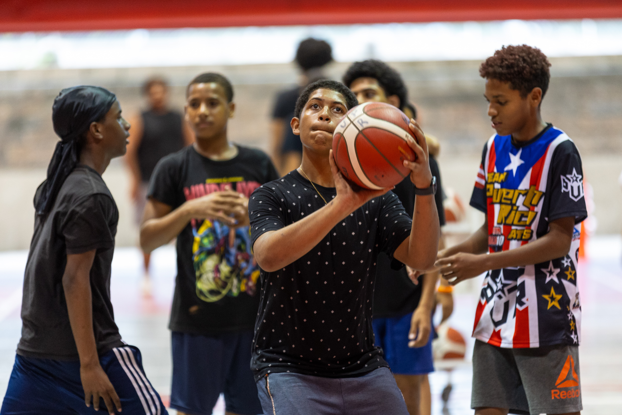 Los adolescentes practicaron destrezas como manejo de balón, puntería en el tiro y compañerismo durante las clínicas de básquet que se llevaron a cabo de marzo a mayo en el Complejo Deportivo del Recinto de Río Piedras