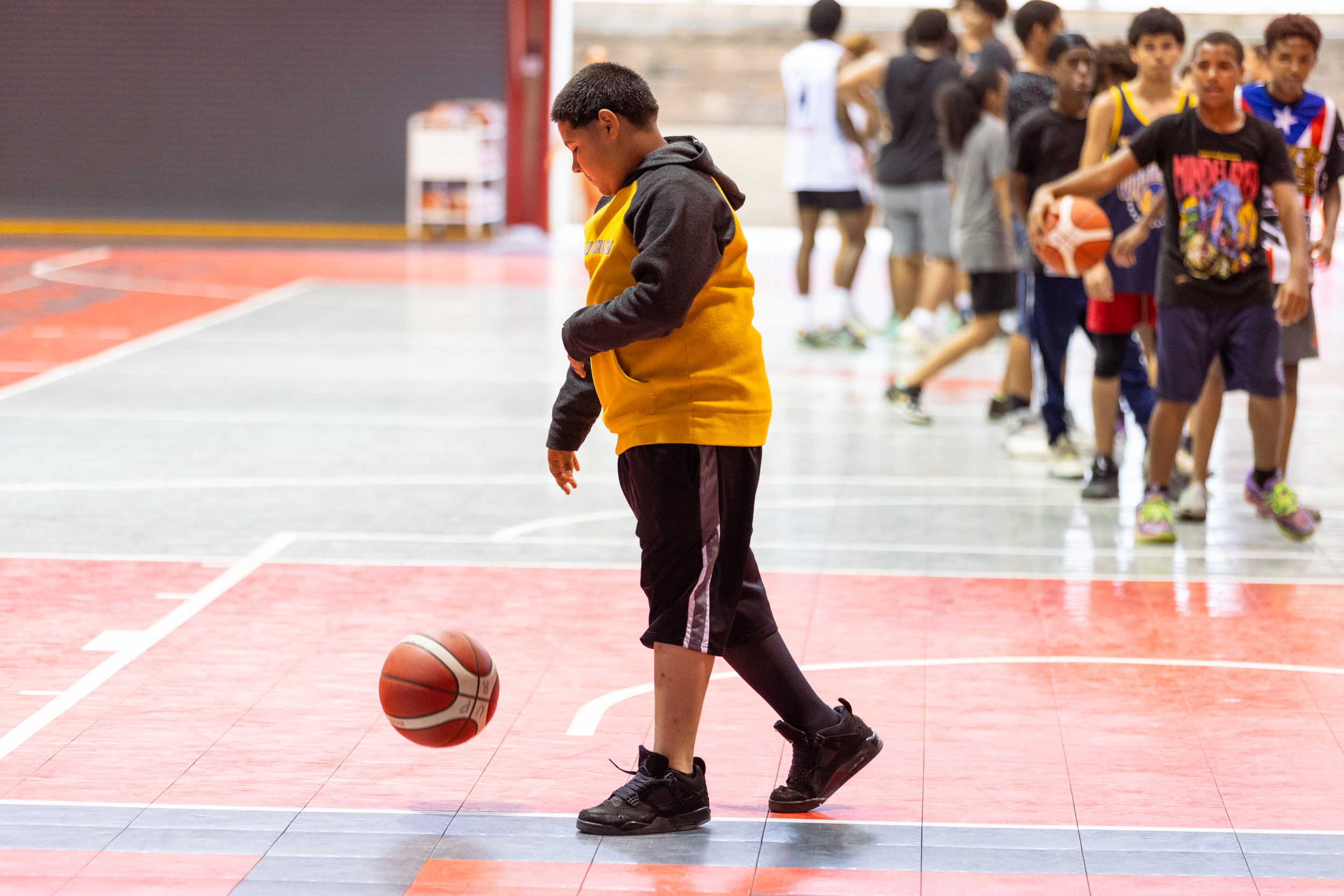 Los adolescentes practicaron destrezas como manejo de balón, puntería en el tiro y compañerismo durante las clínicas de básquet que se llevaron a cabo de marzo a mayo en el Complejo Deportivo del Recinto de Río Piedras