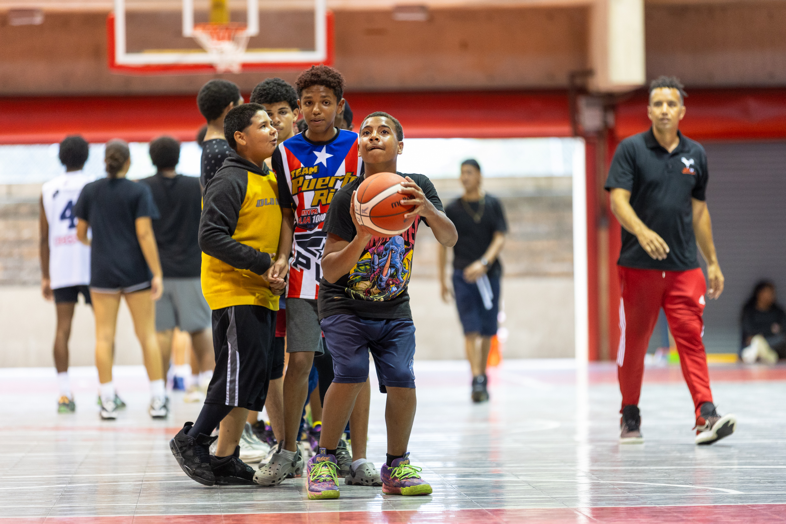 Los adolescentes practicaron destrezas como manejo de balón, puntería en el tiro y compañerismo durante las clínicas de básquet que se llevaron a cabo de marzo a mayo en el Complejo Deportivo del Recinto de Río Piedras