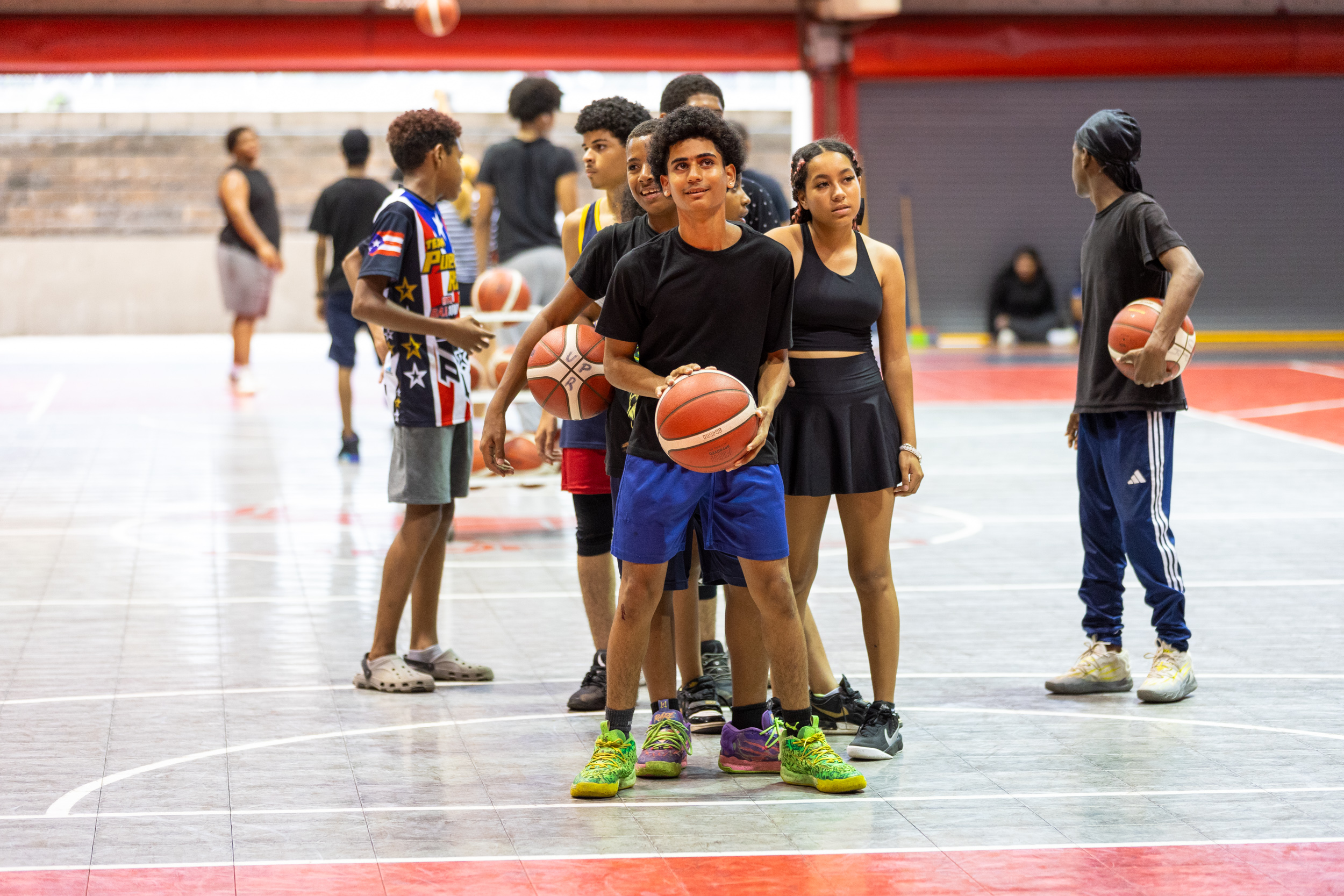 Los adolescentes practicaron destrezas como manejo de balón, puntería en el tiro y compañerismo durante las clínicas de básquet que se llevaron a cabo de marzo a mayo en el Complejo Deportivo del Recinto de Río Piedras