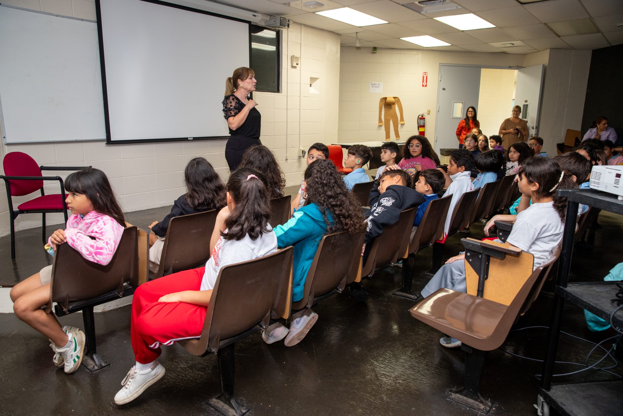 La profesora Linda Clark Mora explicó la colaboración entre los cursos de Ciencias y Estudios Sociales.