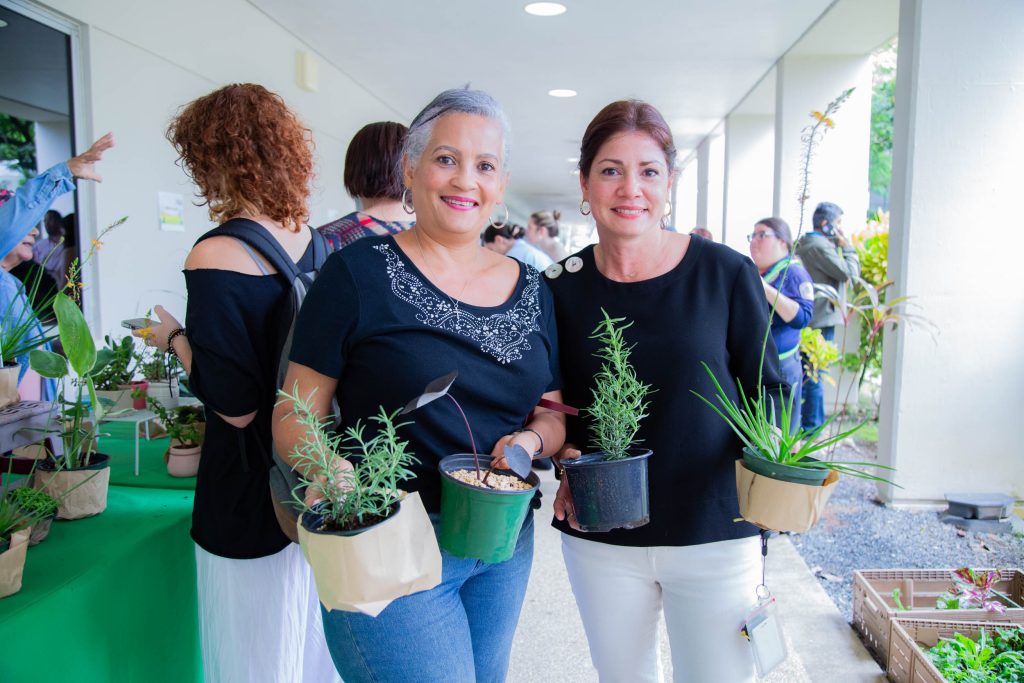 Personal de nuestros recintos adquiriendo algunas de las plantas