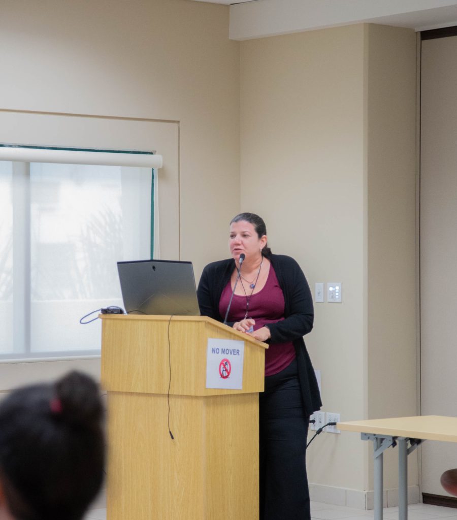 La doctora Santos Hernández explicó cómo se trabaja el proyecto RVCC desde Puerto Rico.