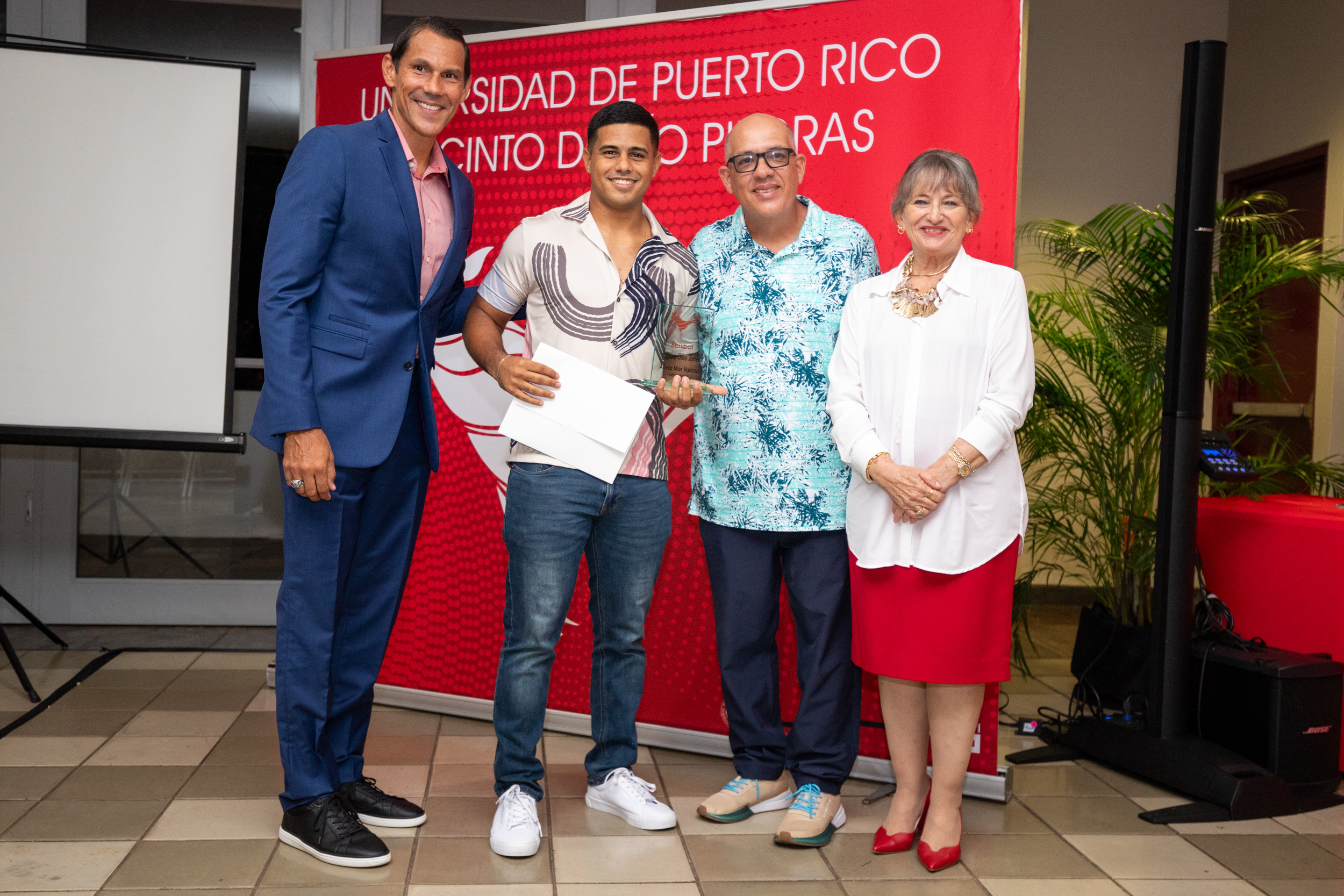 William Olivo Torres, atleta más valioso del béisbol masculino