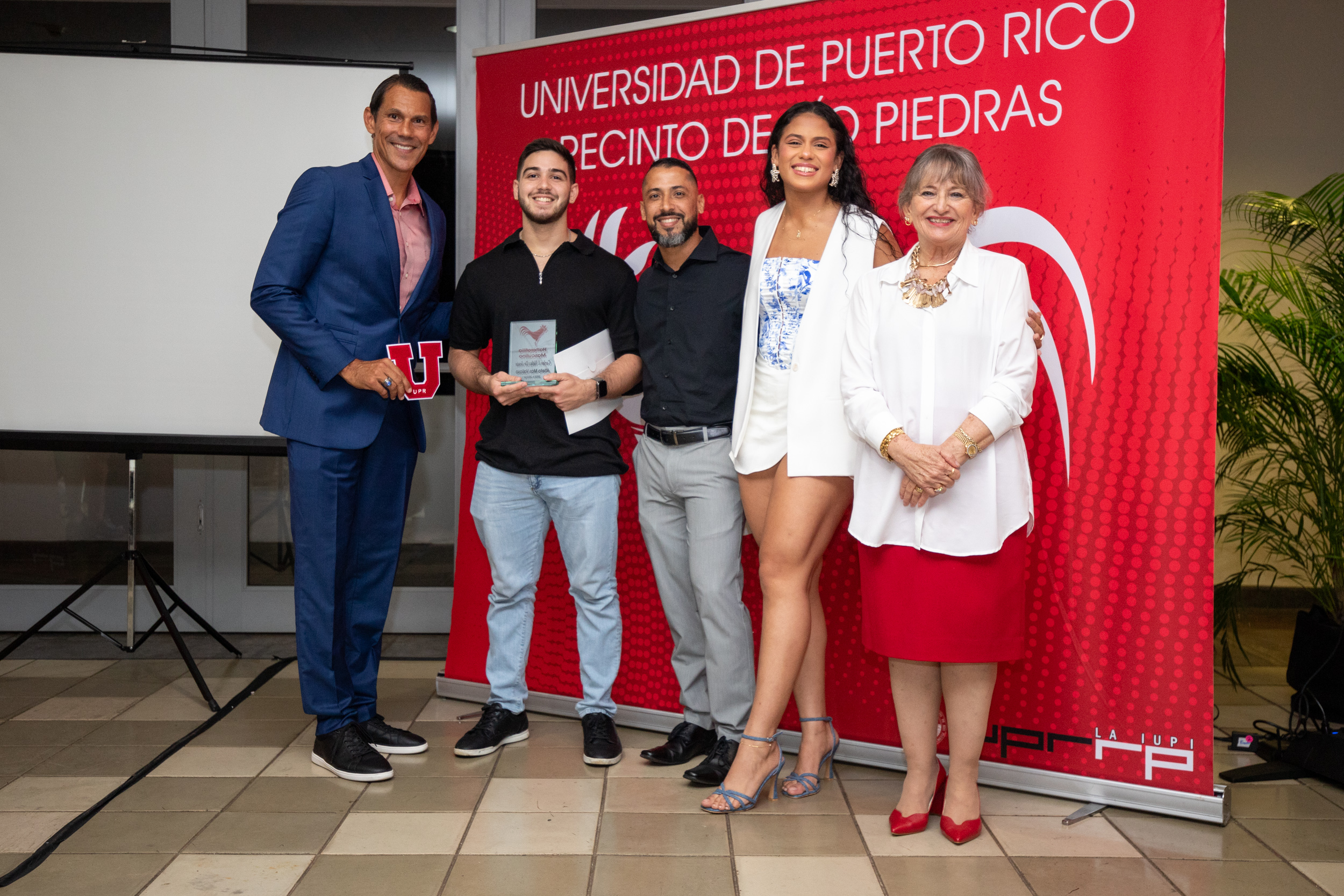 Carlos J. Vélez De Jesús, atleta más valioso de halterofilia en la rama masculina