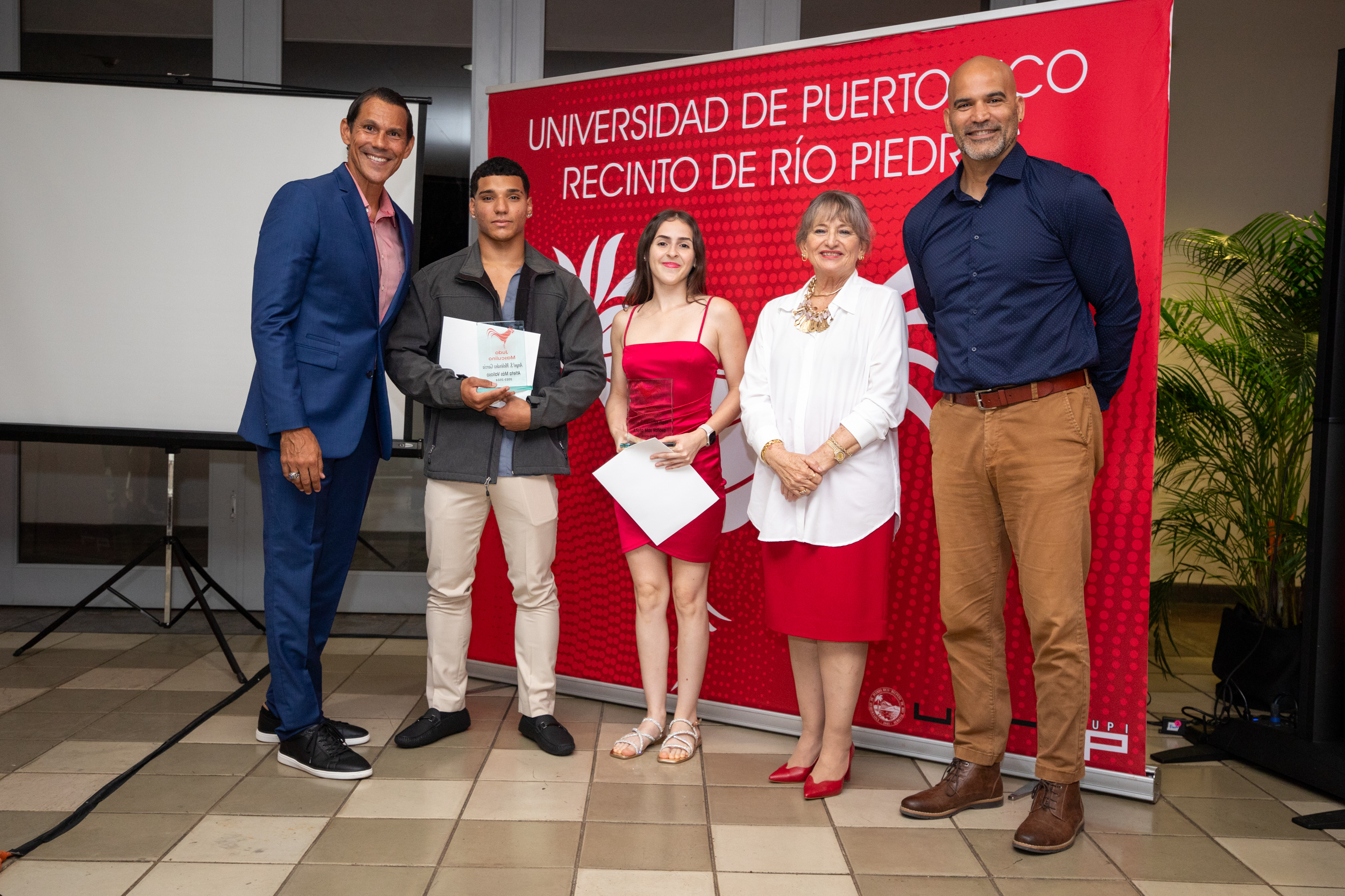 Angel S. Meléndez García y Alana C. González Pagán, atletas más valiosos de judo en la rama masculina y femenina