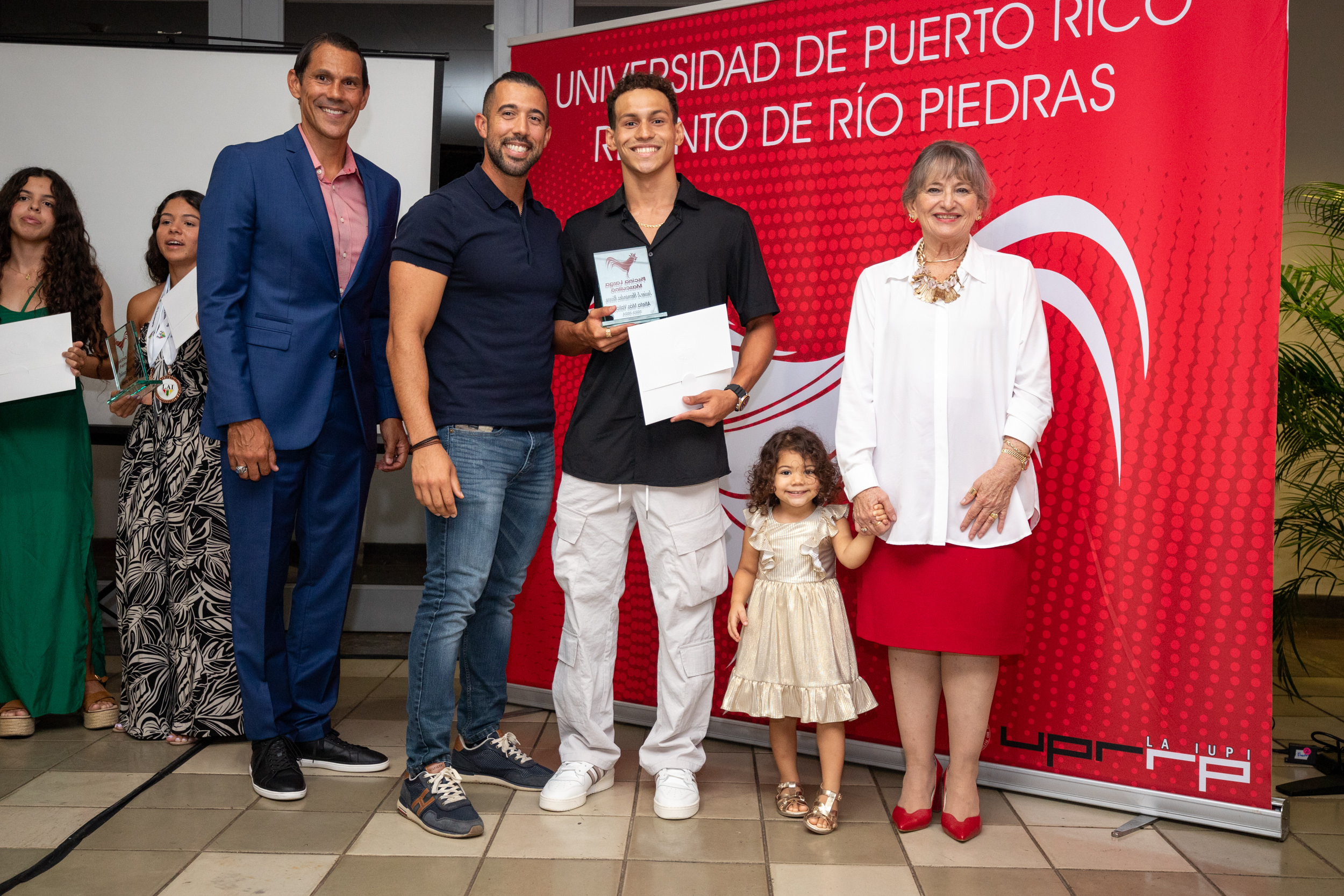 Javier J. Hernández Rivera, atleta más valioso de la disciplina de psicina larga masculina