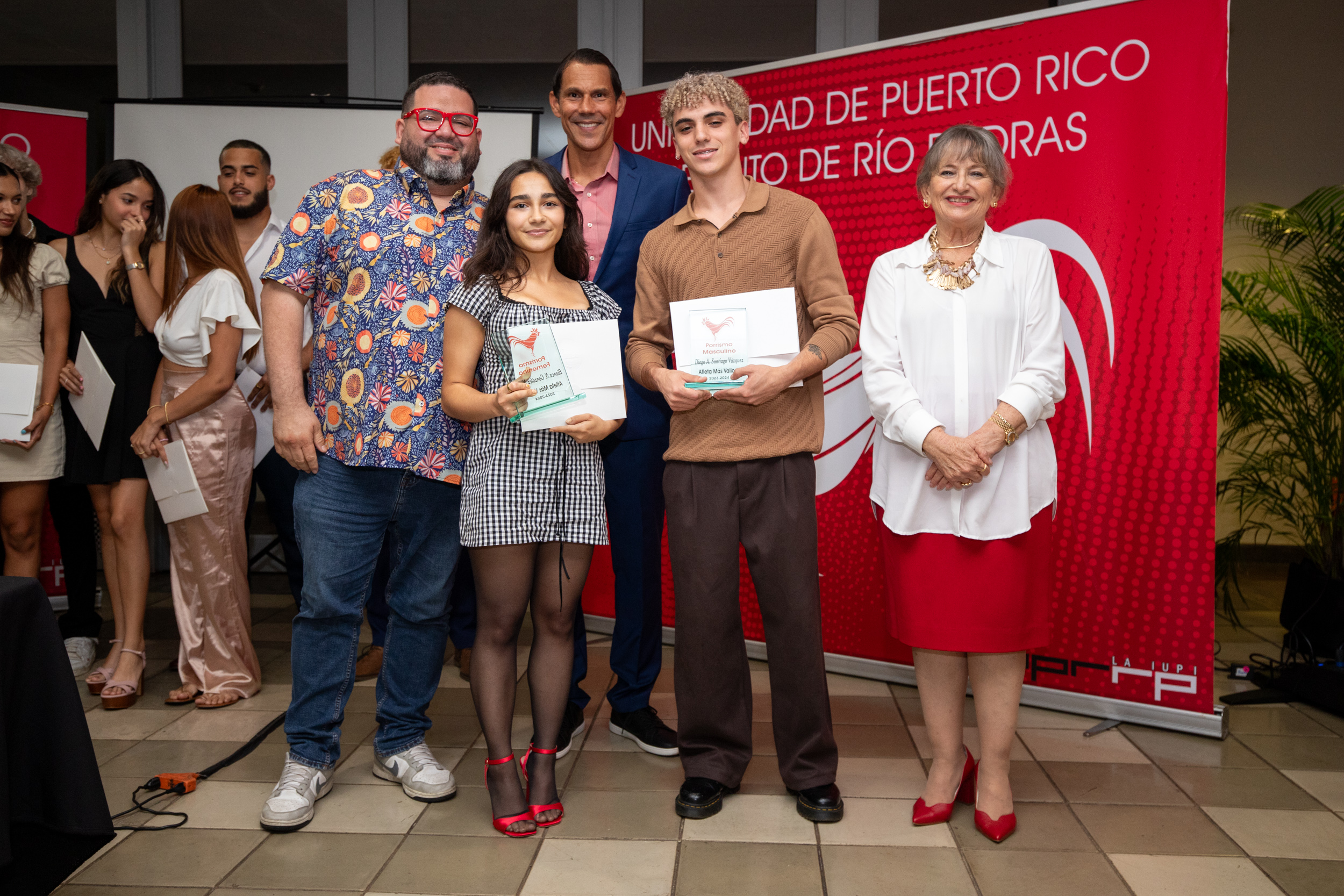 Premiación de Bianca N. González Nieves y Diego A. Santiago Vázquez, como atletas más valiosos del porrismo.