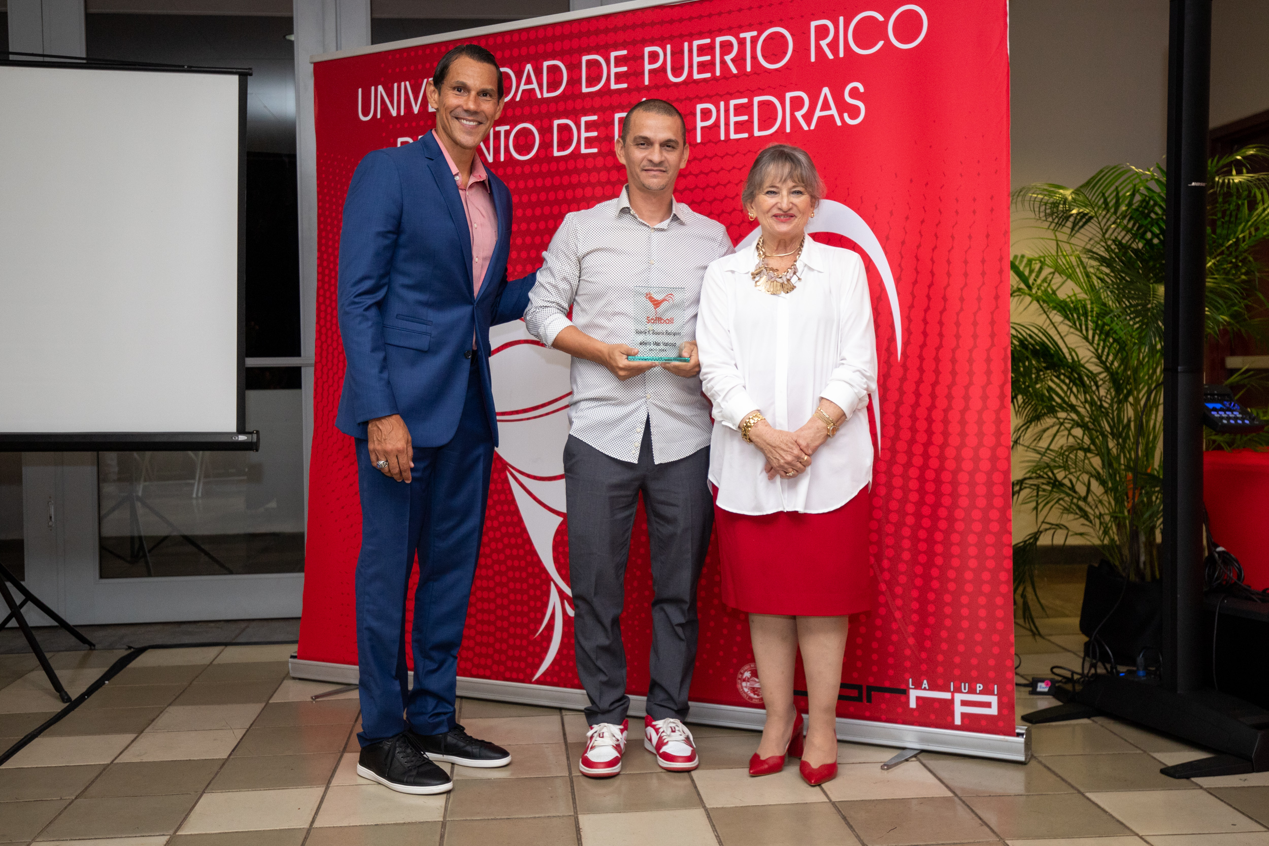 Premio a Valeria A. Rosario Rodríguez, como atleta más valiosa de sóftbol femenino