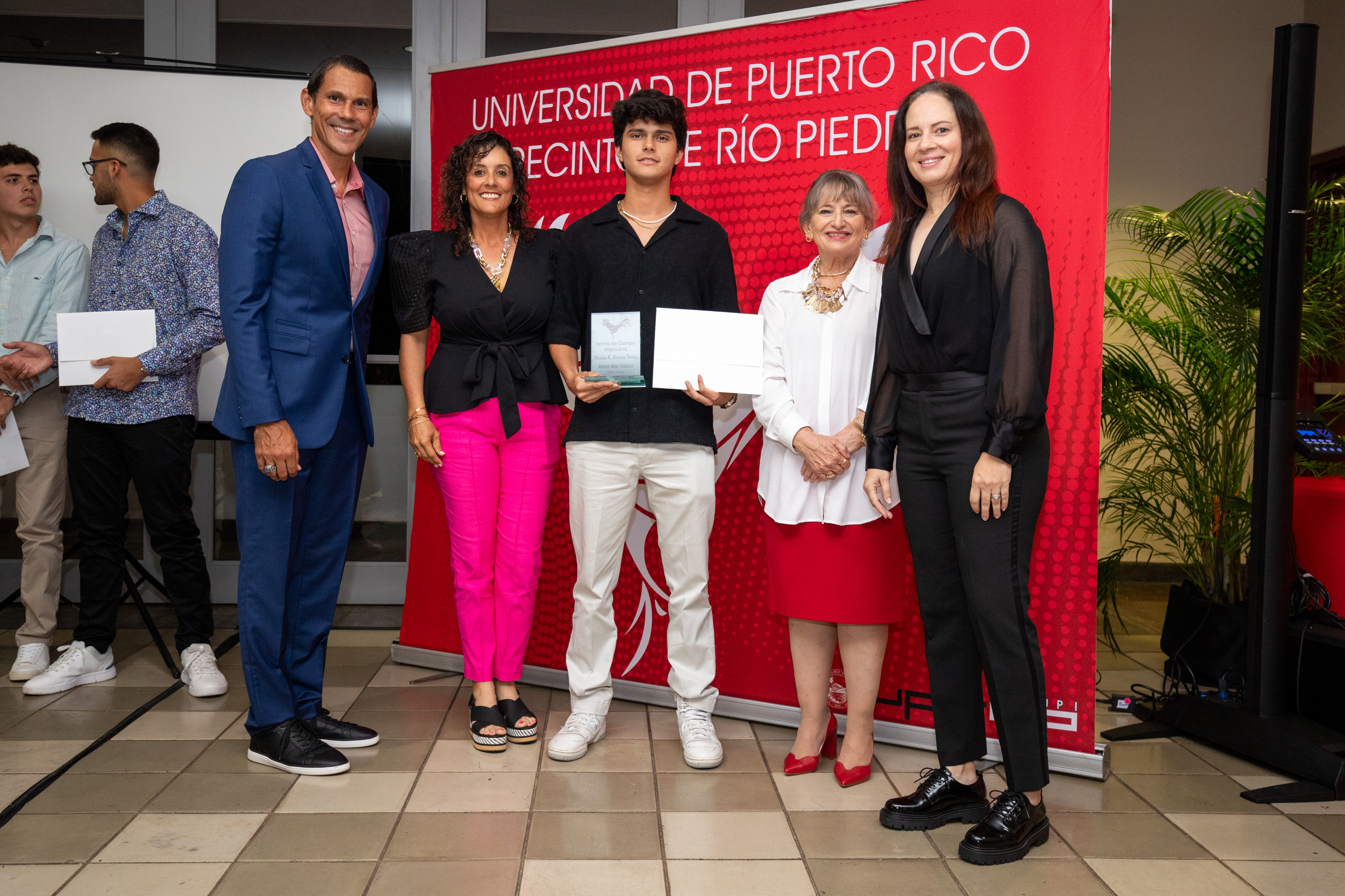 Nicolás R. Alvarez Torres, atleta más valioso del tenis de campo masculino