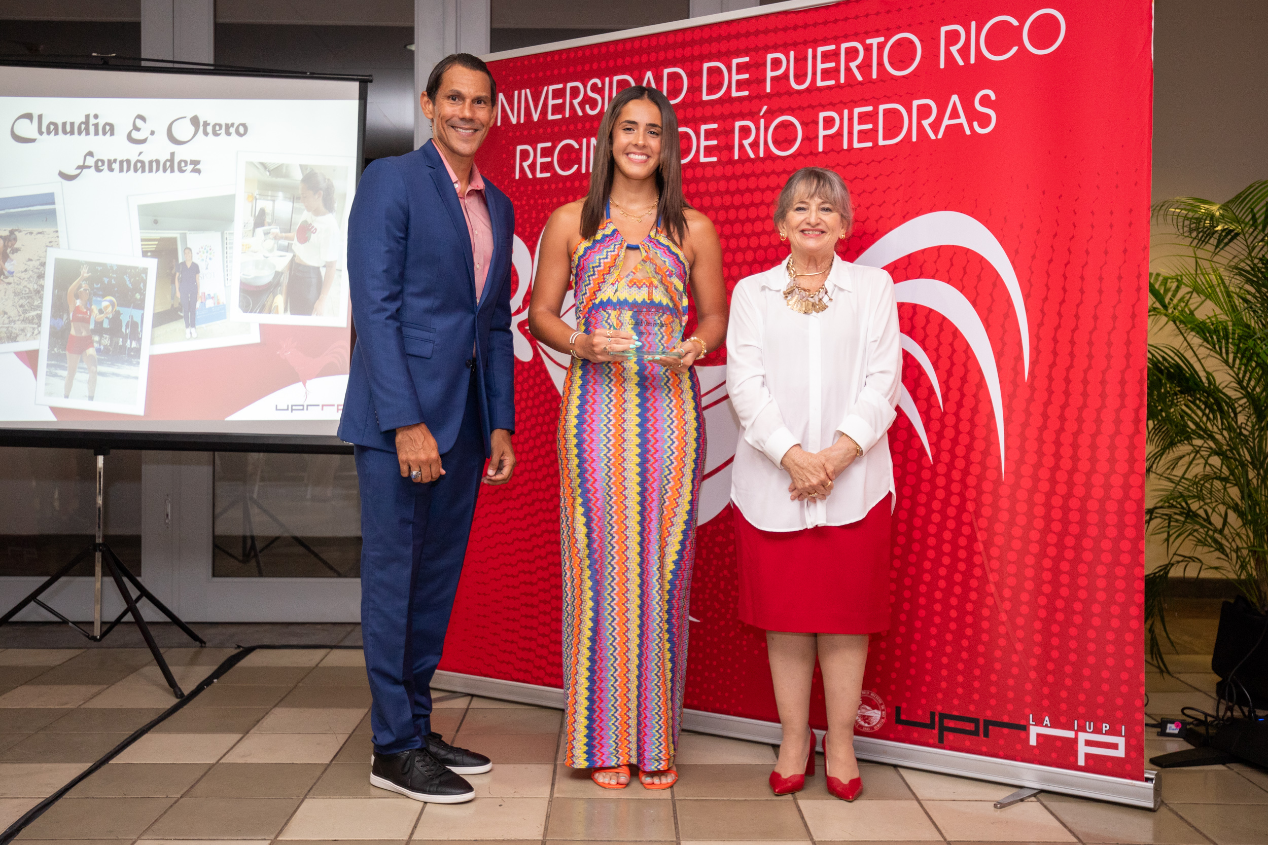 Claudia E. Otero Fernández de la disciplina de voleibol de playa recipiente del premio de atleta diamante