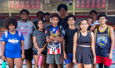 Iniciativa de CAUCE y Facultad de Educación acerca a juventud riopedrense a la disciplina deportiva del baloncesto