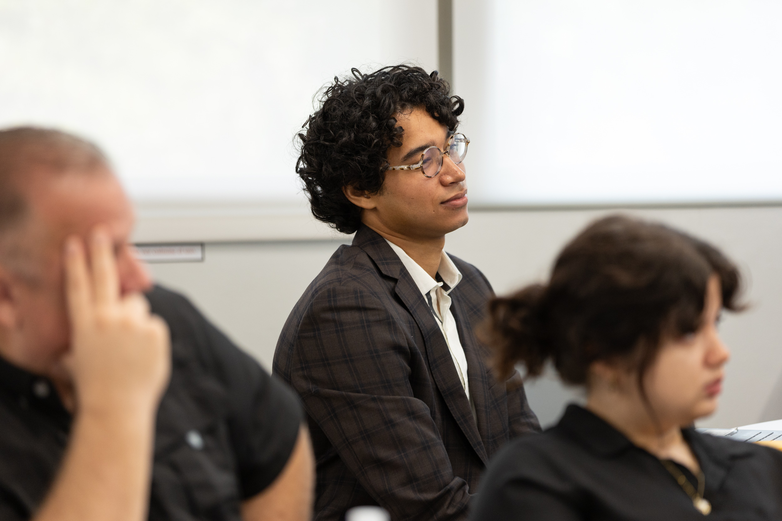 Julián Aponte Zabala estudió cómo las organizaciones estudiantiles ofrecen apoyo emocional a los universitarios