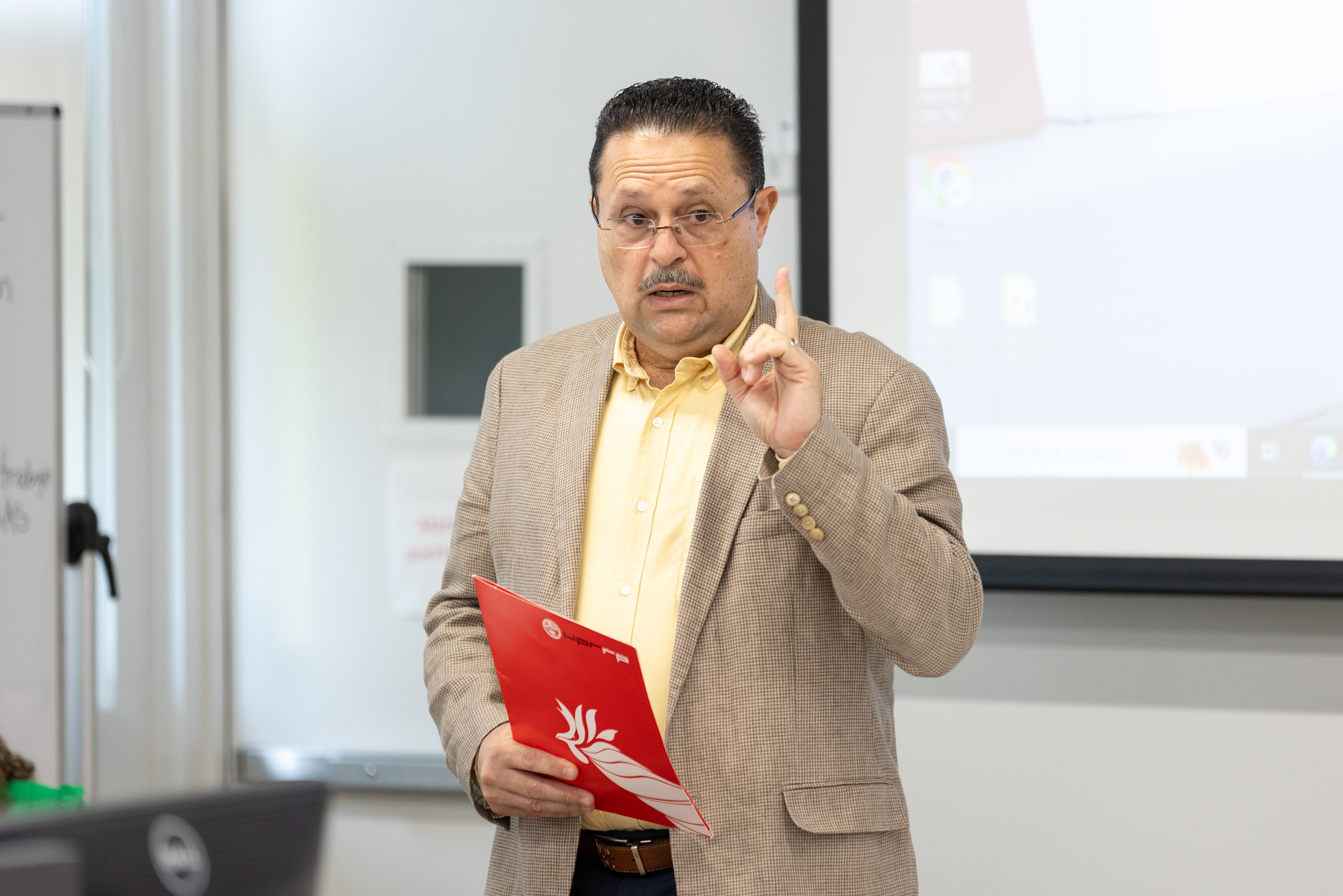 El doctor David Pérez Jiménez felicitó a los estudiantes en nombre de la rectora, Angélica Varela Llavona