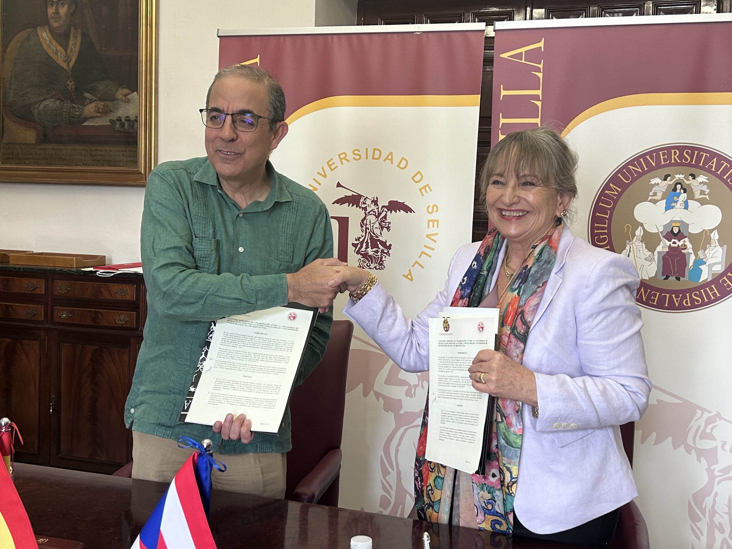 izquierda a derecha Rector de la Universidad de Sevilla, Dr. Miguel Ángel Castro Arroyo, y la rectora del Recinto de Río Piedras de la UPR, Dra. Angélica Varela Llavona.