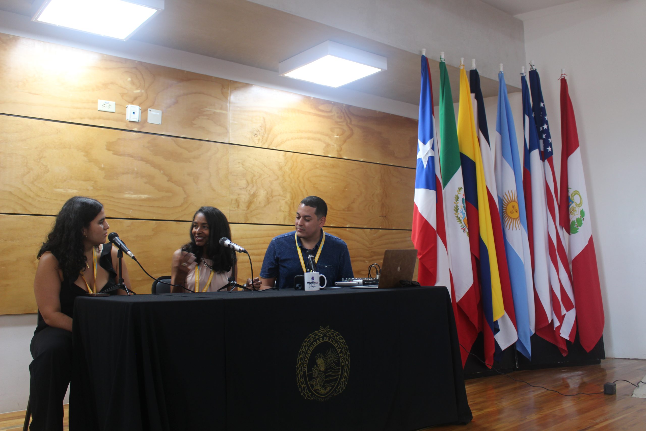 El equipo de la Asociación de Estudiantes de la EGAP, UPRRP en la grabación del Podcast Hablando[lo] Público.