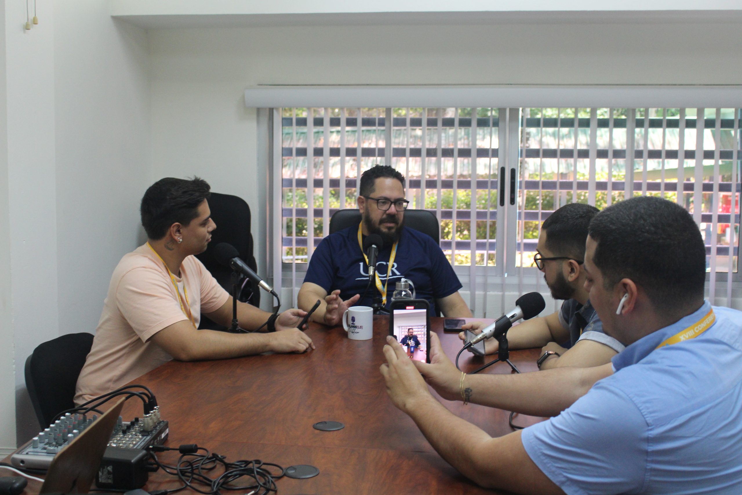 El equipo de la Asociación de Estudiantes de la EGAP, UPRRP en la grabación del Podcast Hablando[lo] Público.