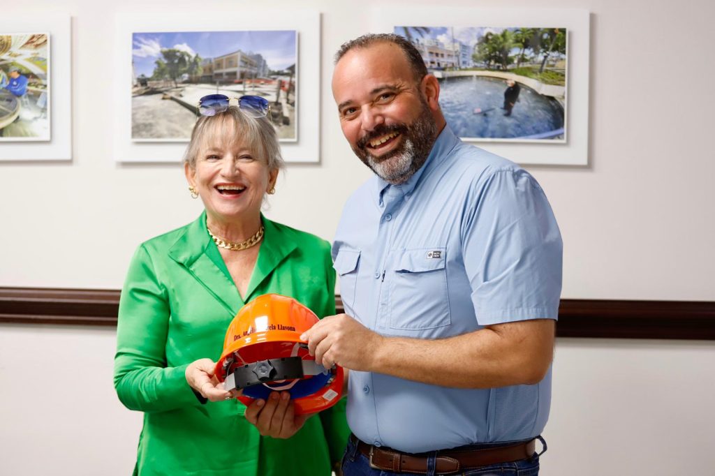 La rectora de la Universidad de Puerto Rico, recinto de Río Piedras (UPRRP), Dra. Angélica Varela Llavona, y el Superintendente del Distrito Capitolino, César Hernández Alfonso