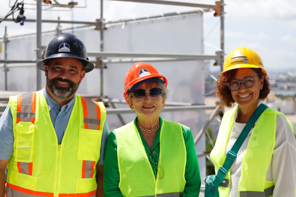 La rectora Dra. Angélica Varela Llavona; el Superintendente del Distrito Capitolino, César Hernández Alfonso, y la Dra. Mayra Jiménez