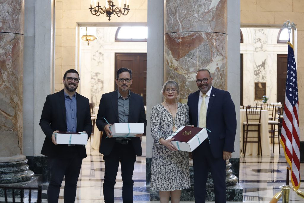 La rectora, Angélica Varela Llavona junto al Superintendente del Capitolio, César Hernández Alfonso (derecha) y profesores de la Escuela de Arquitectura (izquierda)