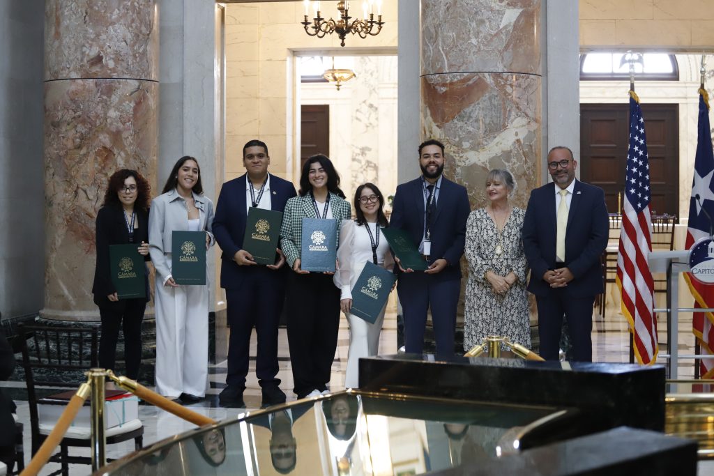 Estudiantes de la Escuela de Arquitectura junto a la Rectora del Recinto de Río Piedras y el Superintendente del Capitolio