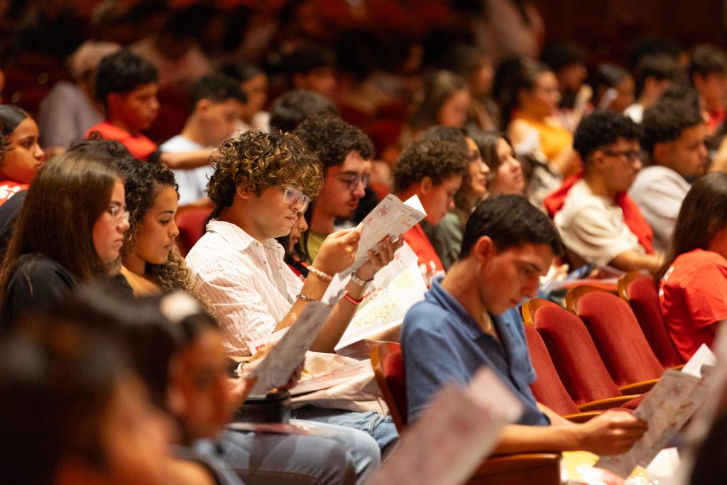 Estudiantes de nuevo ingreso en su orientación