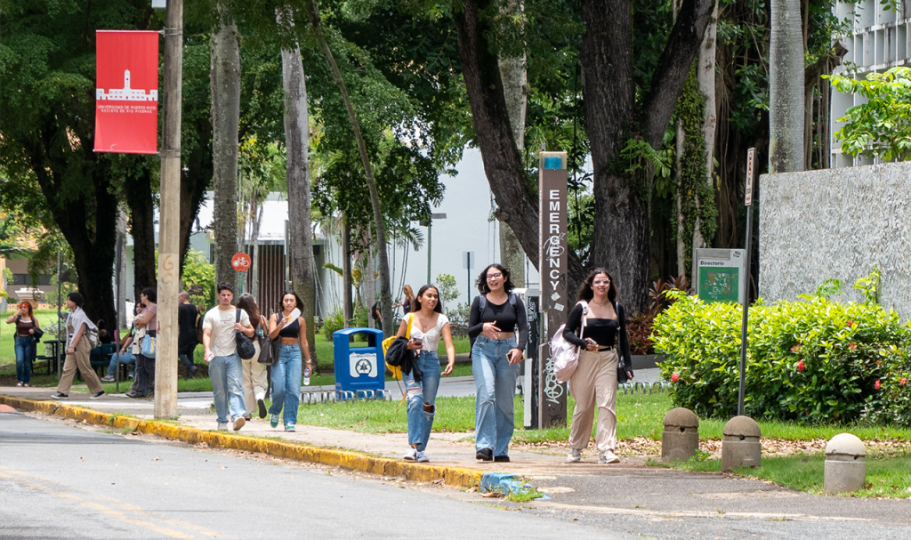 Estudiantes caminado por el campus riopedrense
