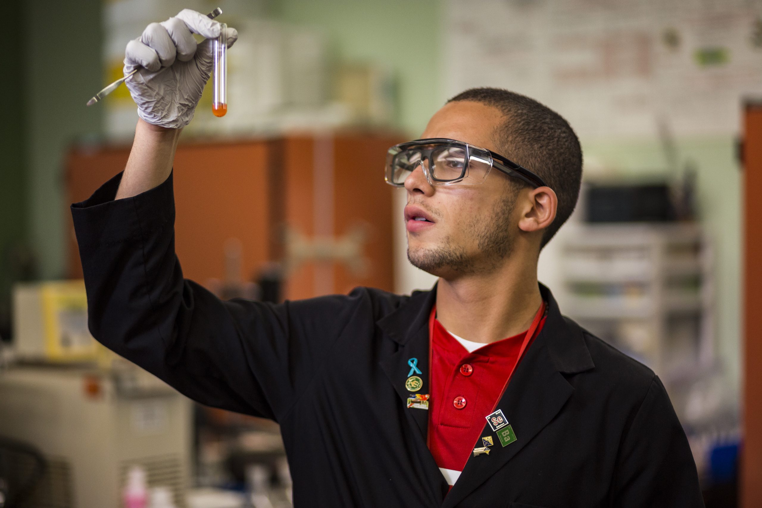 Foto de estudiante de Ciencias Naturales en Laboratorio