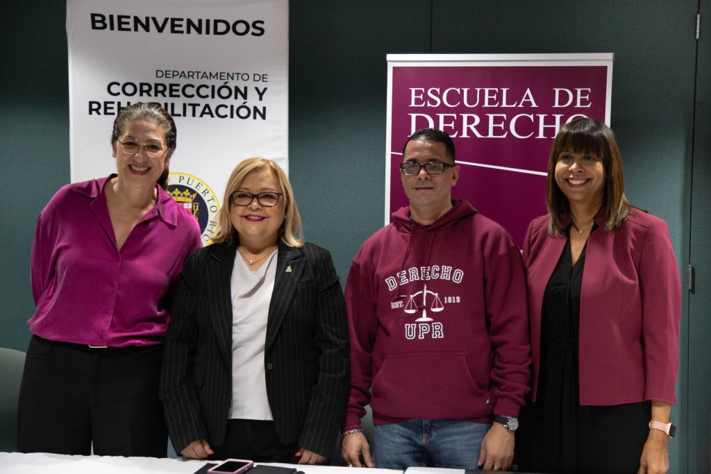 Miguel junto a la Secretaria del Departamento de Corrección y Rehabilitación