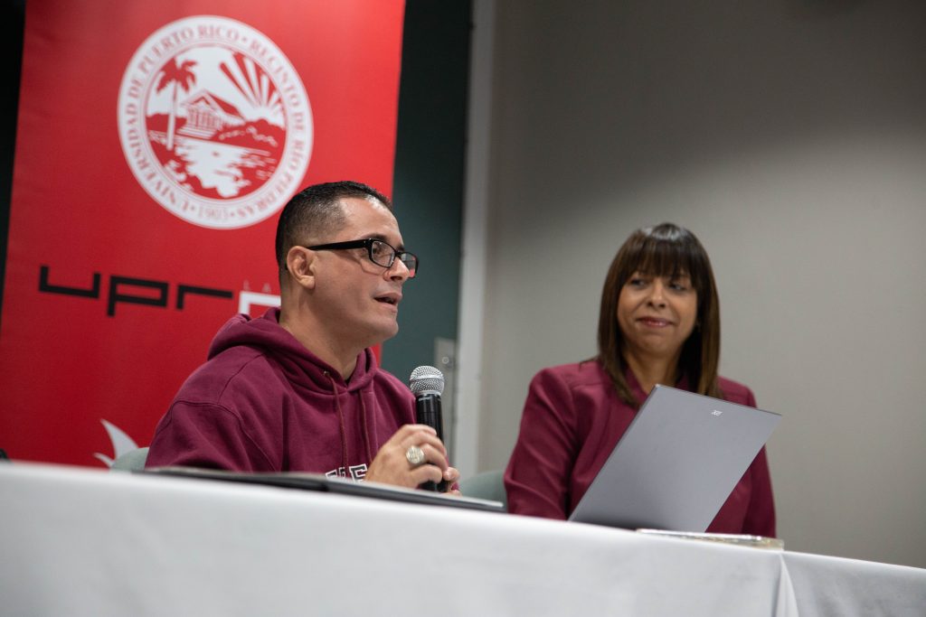 Miguel junto a la Decana de la Escuela de Derecho, Vivian Neptune