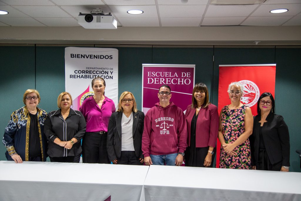 grupo de izq a derecha: Carmen Ruiz, Jeannette Rodríguez , Edna Benítez, Ana Escobar, Miguel Nieves, Vivian Neptune, Agnes Bosch y Wanda Ramos