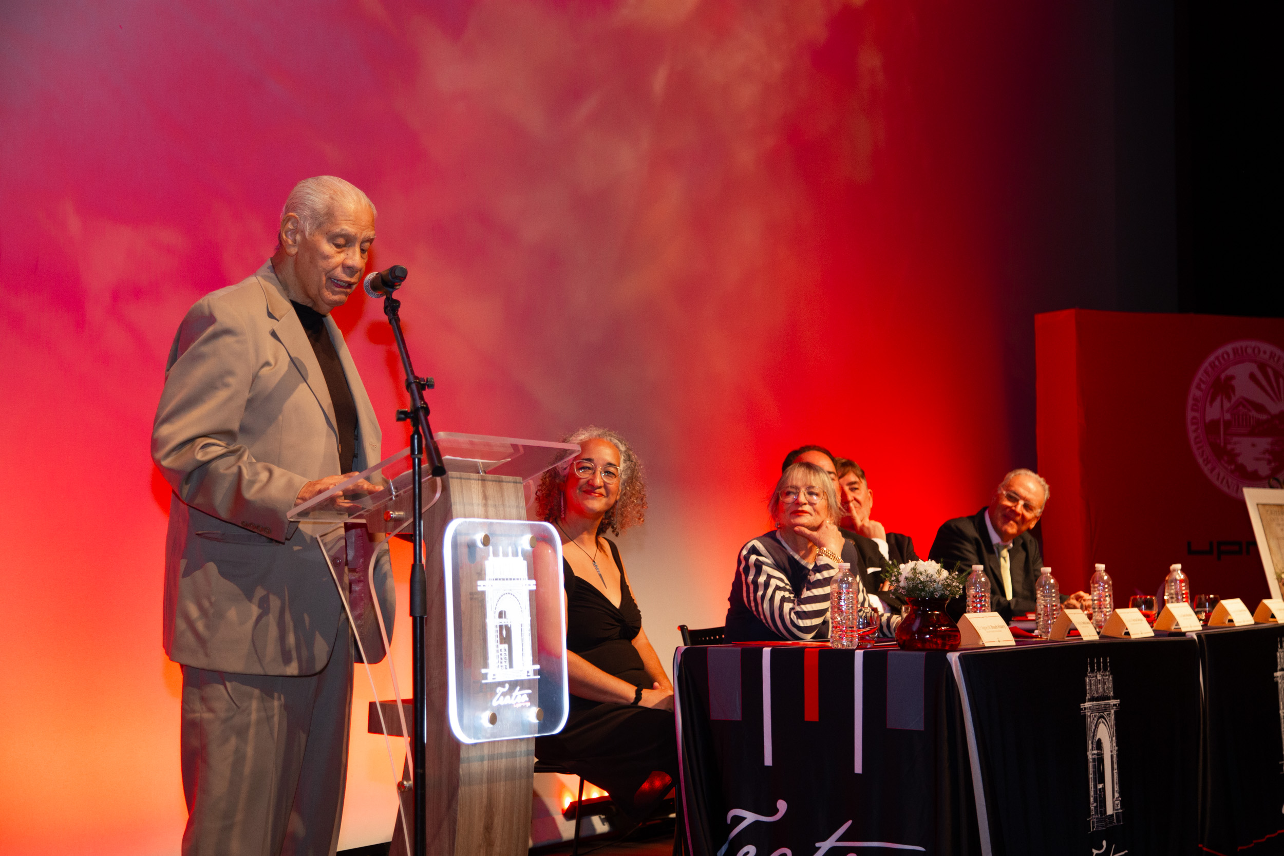Luis Rafael Sánchez, quien recibió la distinción de la Cátedra Cervantes