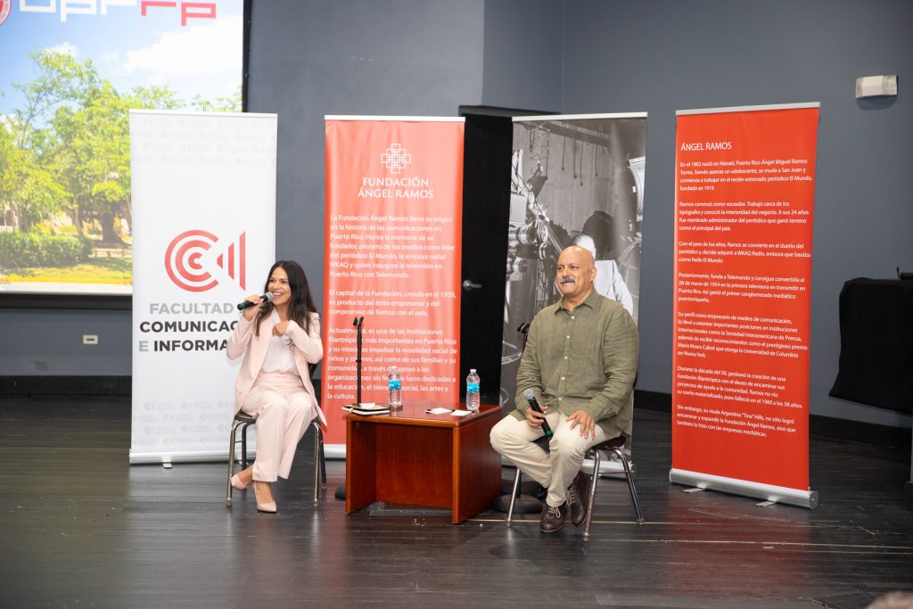 Los periodistas Ana Teresa Toro y Mario Roche fueron los ponentes del primer panel