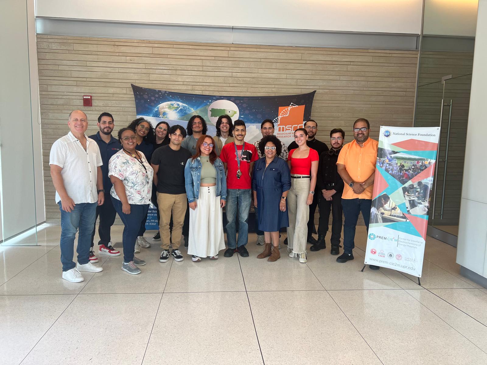 Grupo de estudiantes e investigadores que forman parte del proyecto investigativo de NSF-PREM de la UPR Recinto de Río Piedras