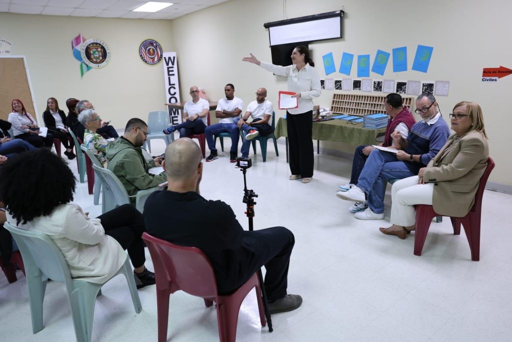 La profesora Edna Benítez ofreció la bienvenida a la actividad