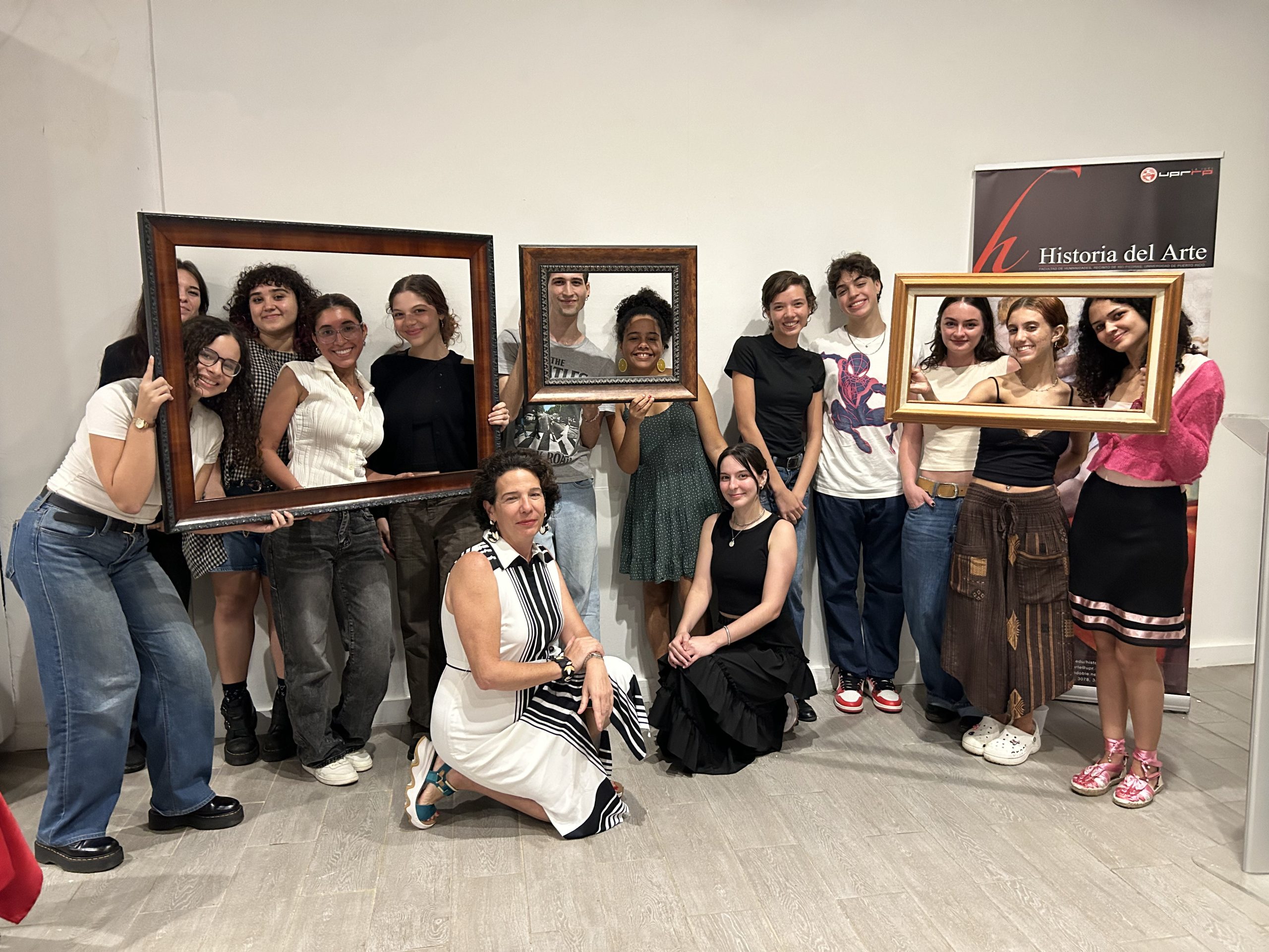 Estudiantes del programa de voluntarios de la Galería Oller