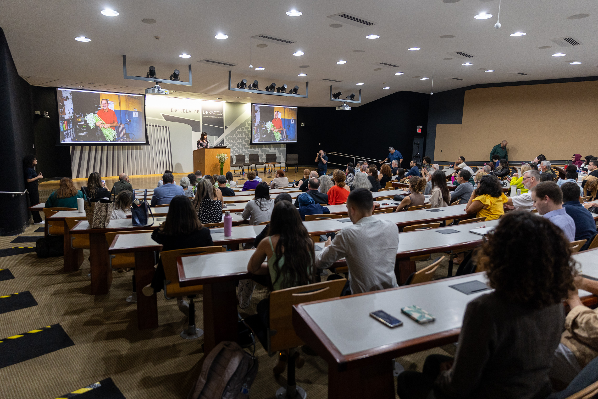 La Escuela de Derecho de la Universidad de Puerto Rico, recinto de Río Piedras, fue el escenario de la proyección del documental Aroma de azucenas del cineasta puertorriqueño Julián Fernández Garnik.