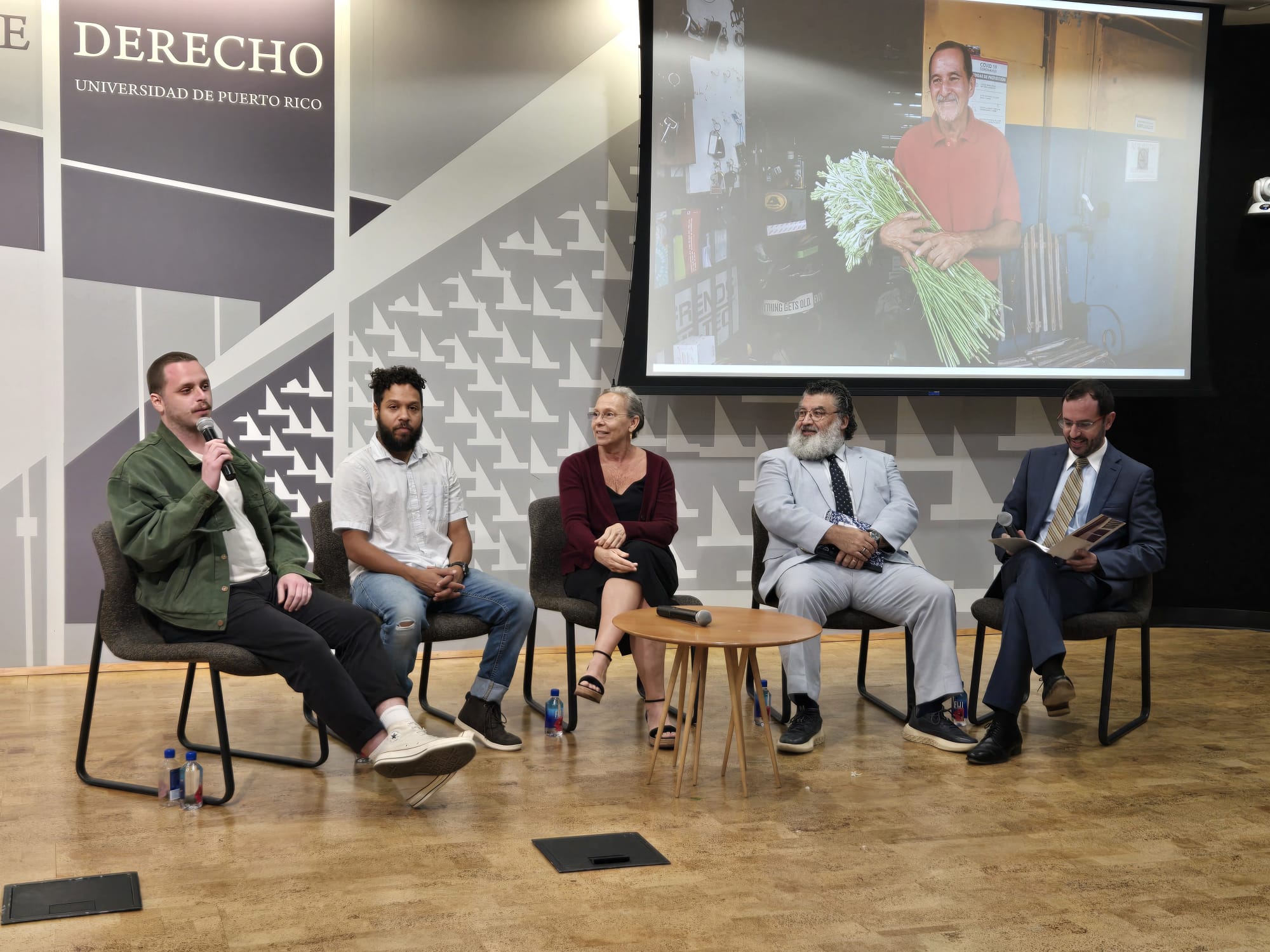 Tras la proyección, el conversatorio contó con la participación de expertos en urbanismo, derecho y estudios comunitarios.