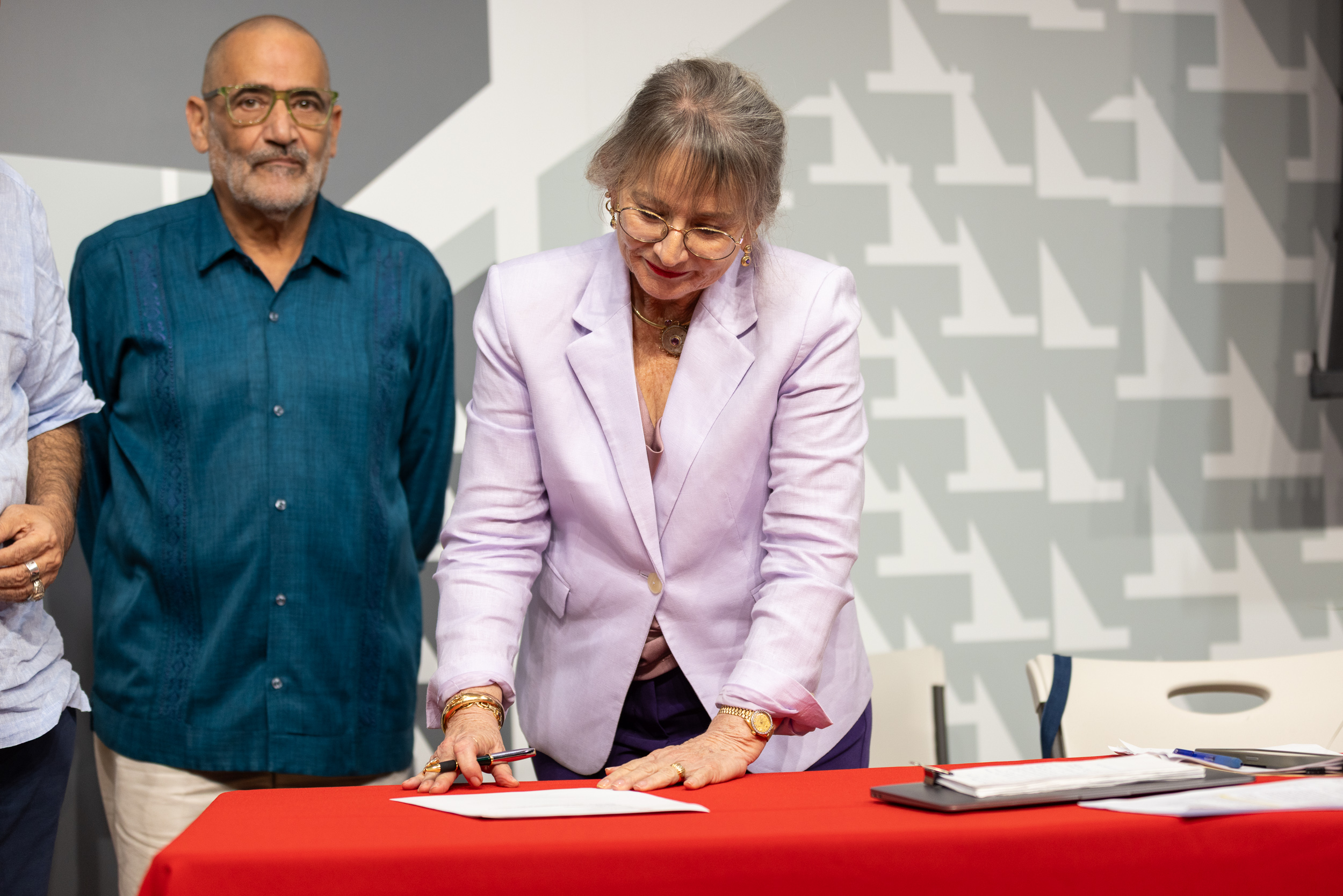 La rectora del Recinto de Río Piedras, Angélica Varela Llavona, plasmando su firma en el convenio con la Universidad del Valle