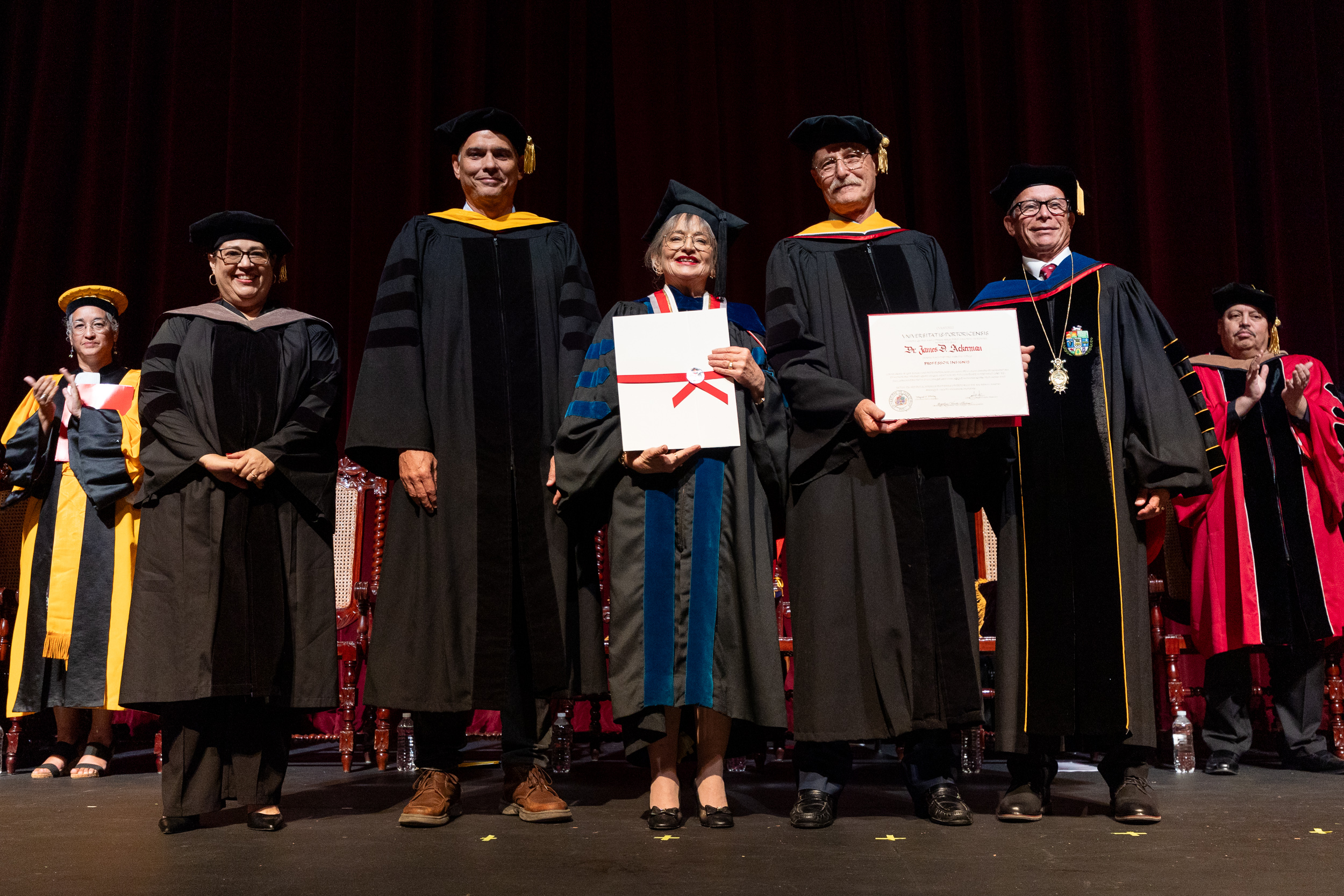 El Dr. James D. Ackerman recibe la distinción de Profesor Distinguido