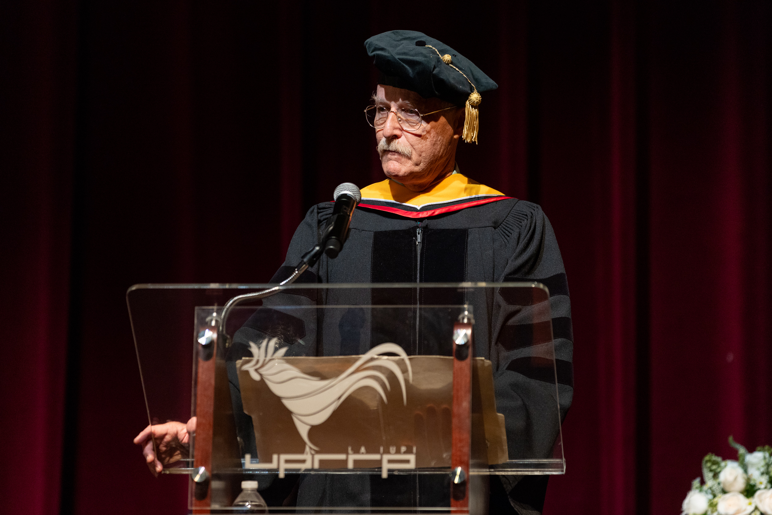 El Dr. James D. Ackerman pronunciando su mensaje de agradecimiento