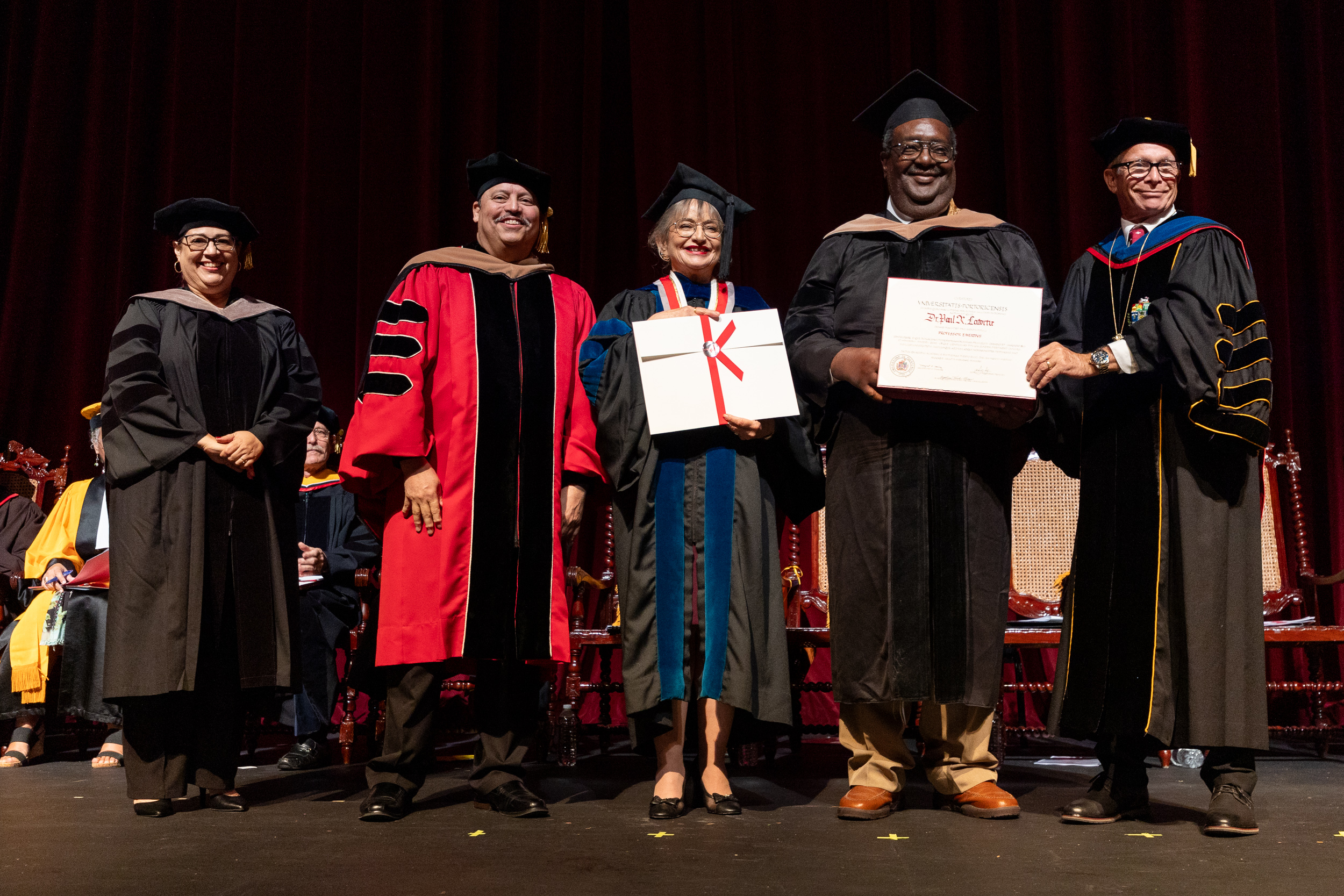 El Dr. Paul R. Latortue recibe la distinción de profesor emérito