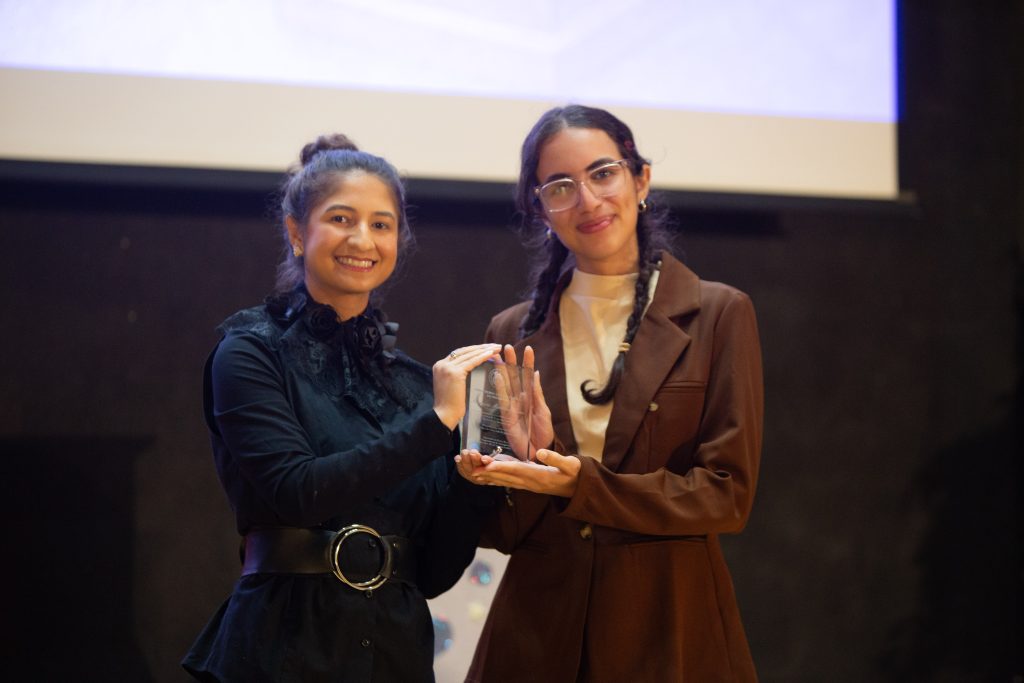 Estudiantes premidaas en el evento en Poder de la Mujer en la Ciencia