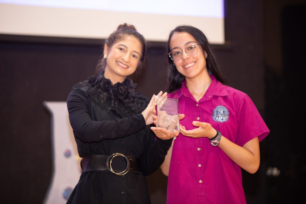 Estudiantes premidaas en el evento en Poder de la Mujer en la Ciencia